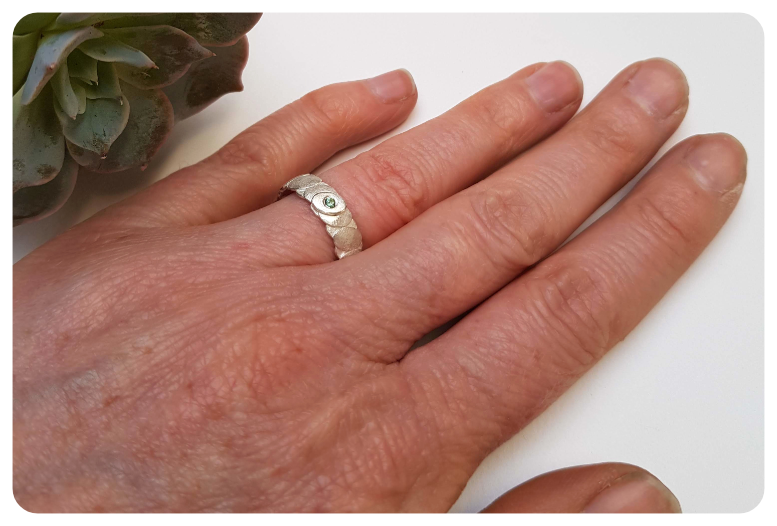 seafoam ring 5mm on hand.png