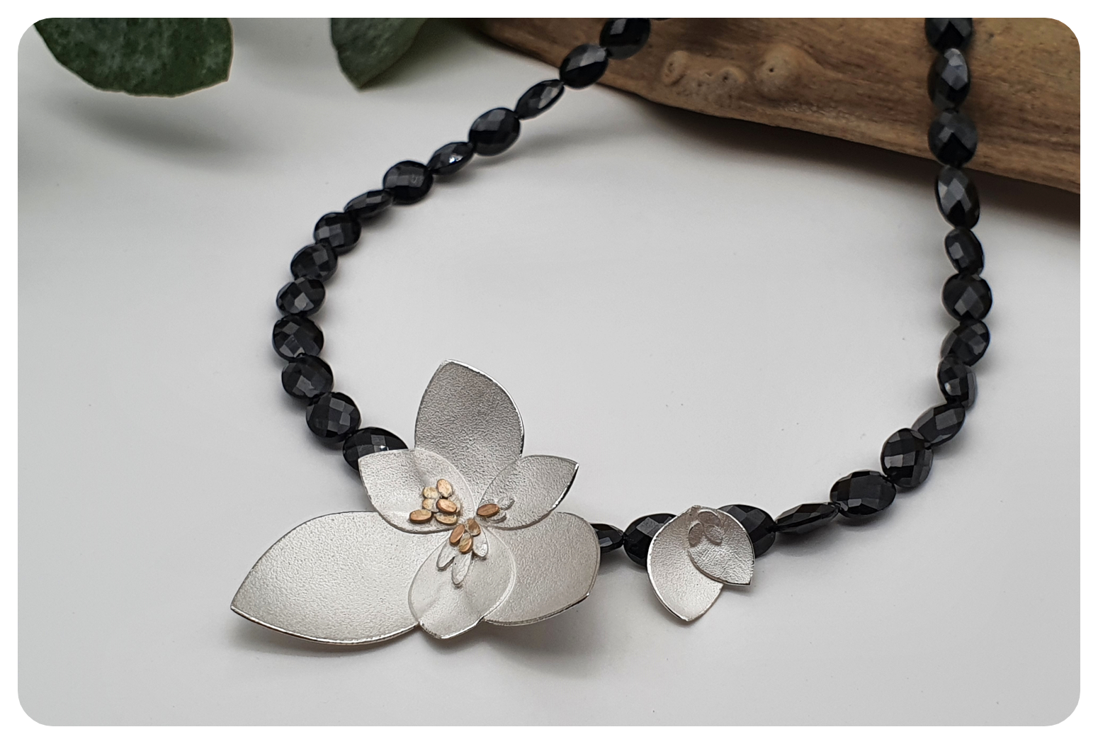floral foliage spinel neck close.png