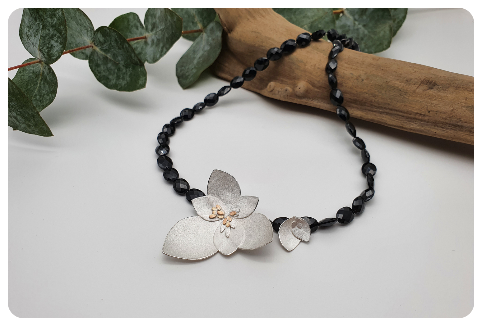 folral floiage necklace spinel.png