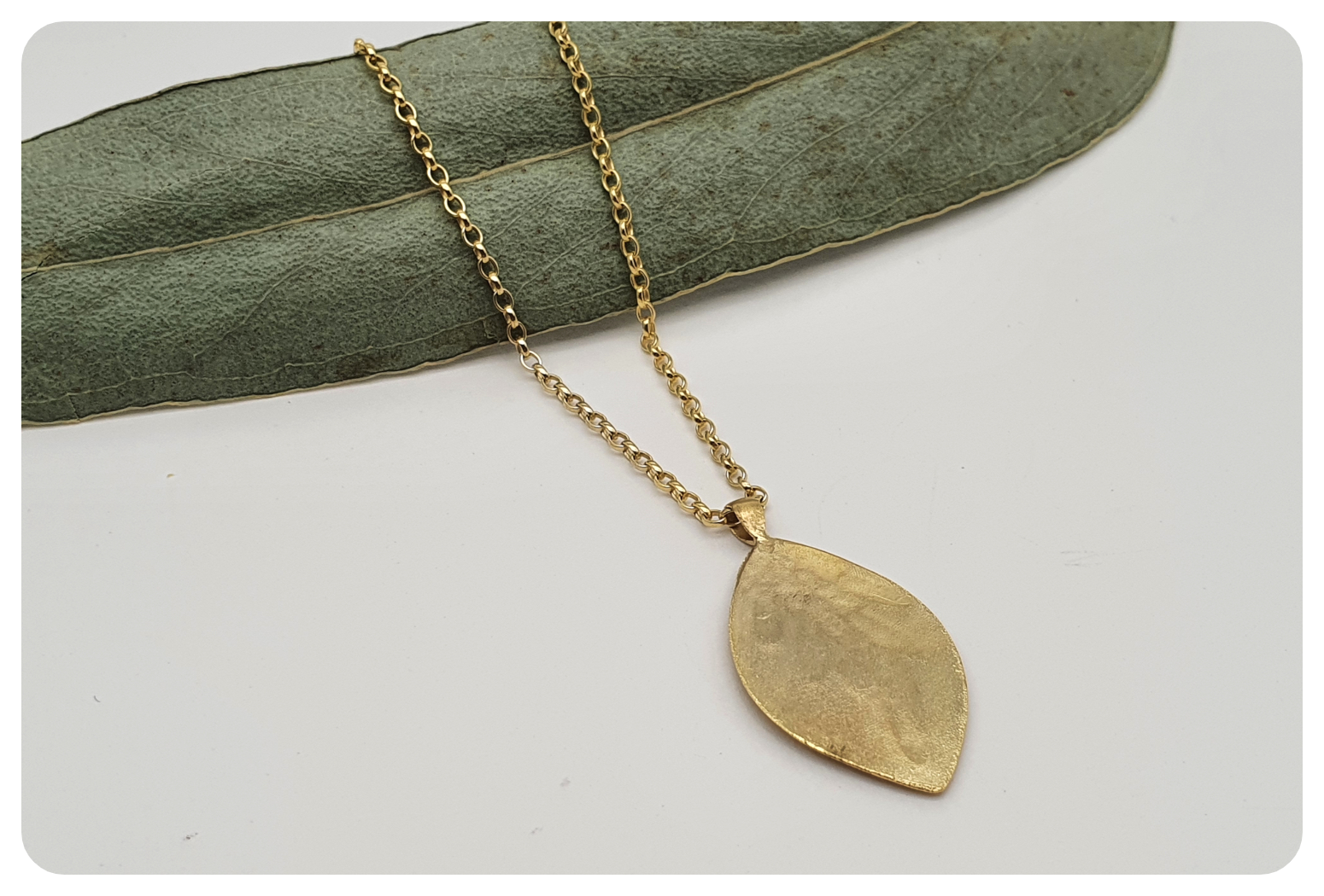 back sweepeing euc tree pend gold.png