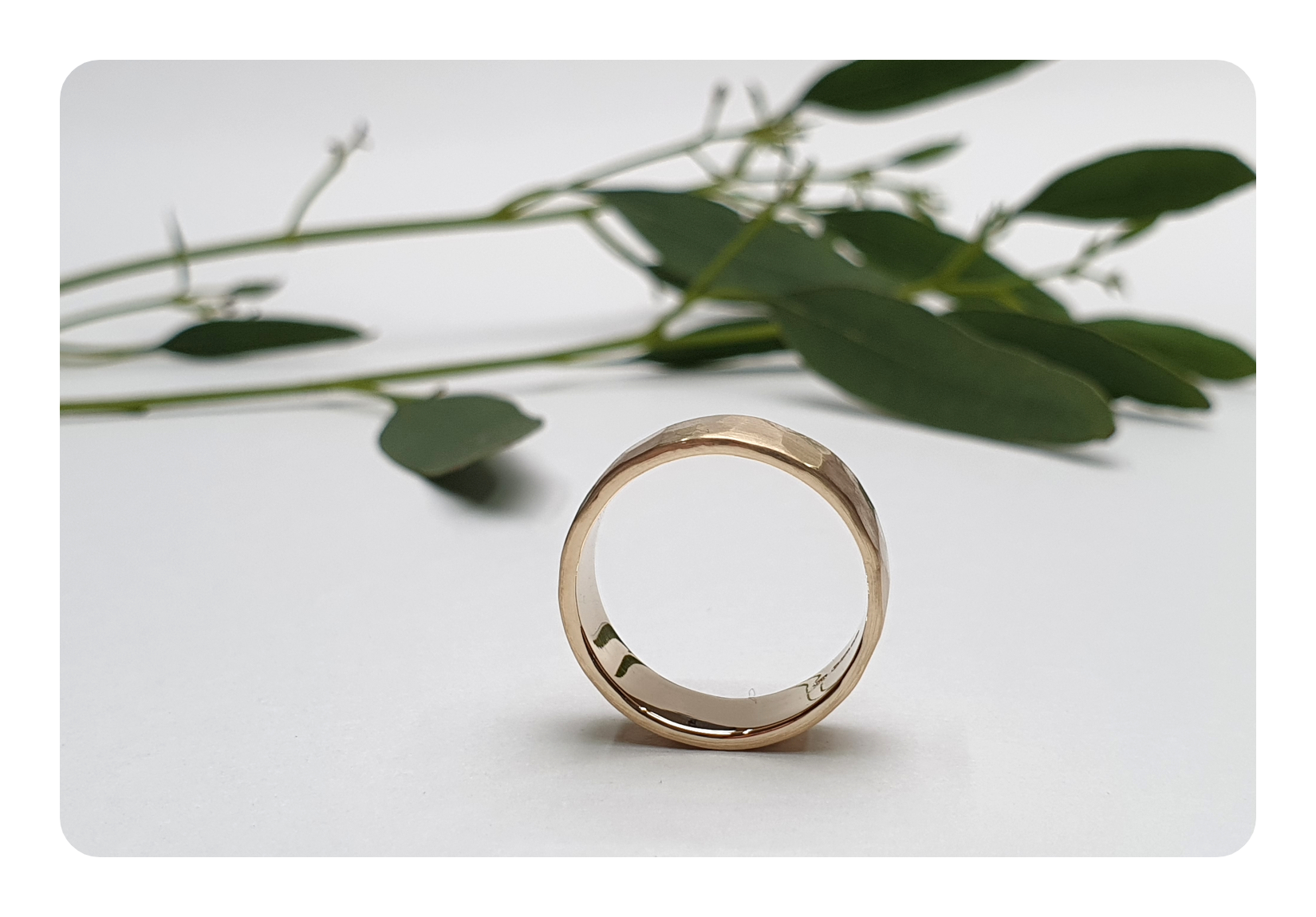 6.5mm 9ct flat facet band.png