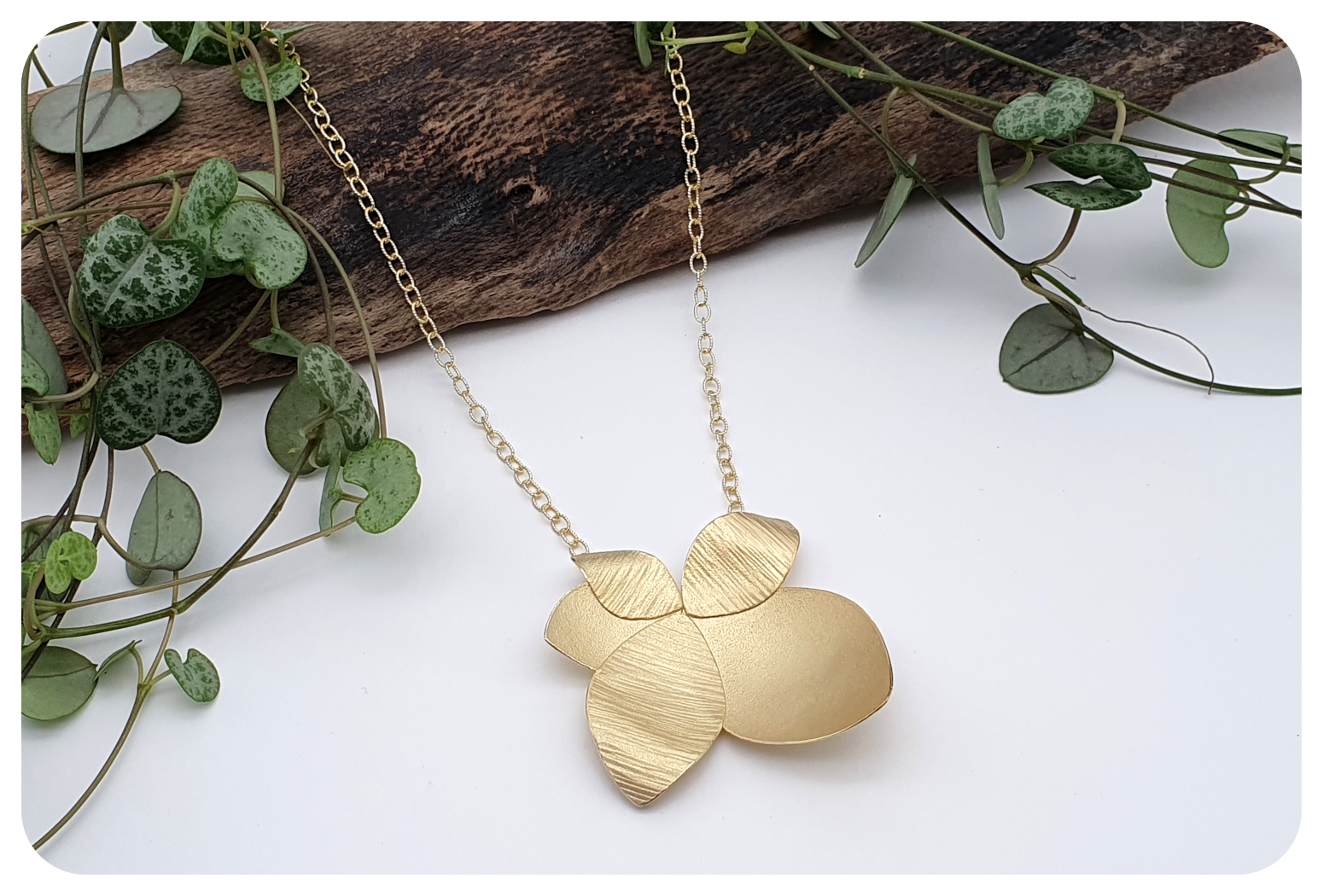 gold orchid fancy neck.png