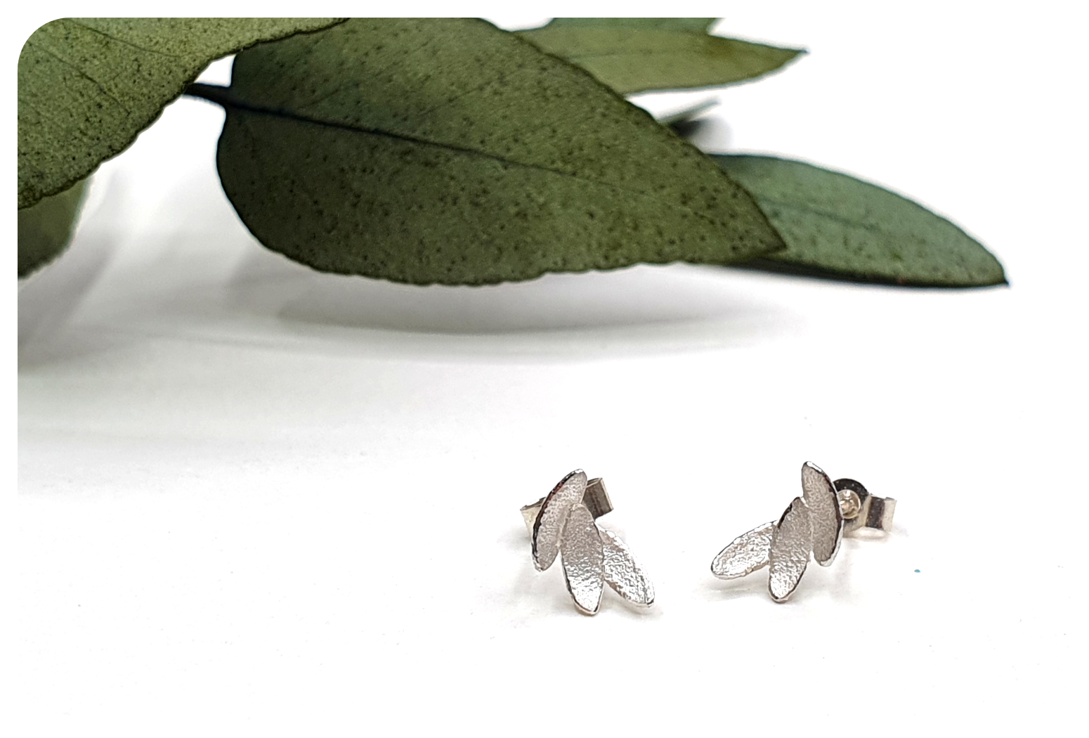 tiny leaves studs with scrolls.png