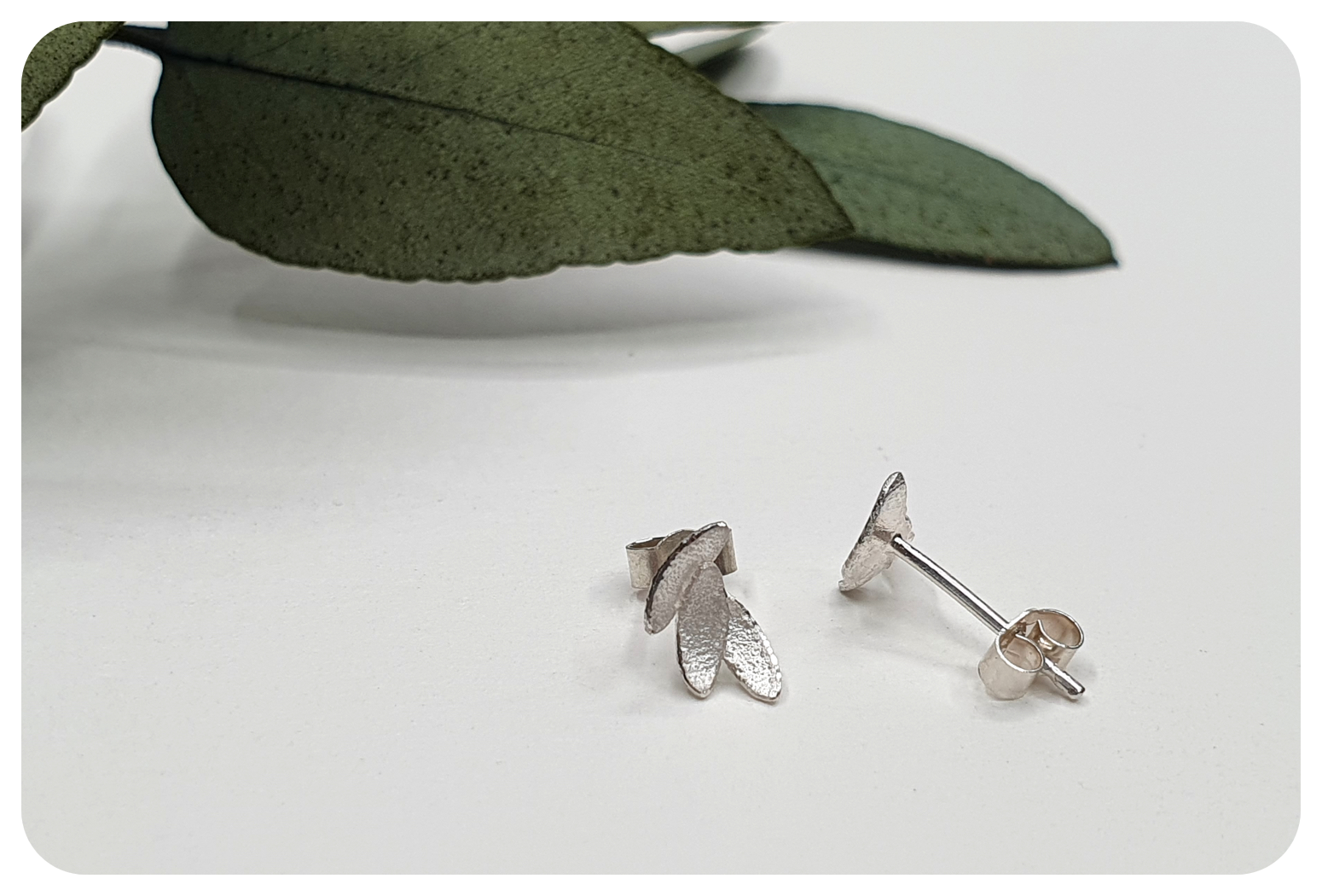 tiny leaves studs back.png