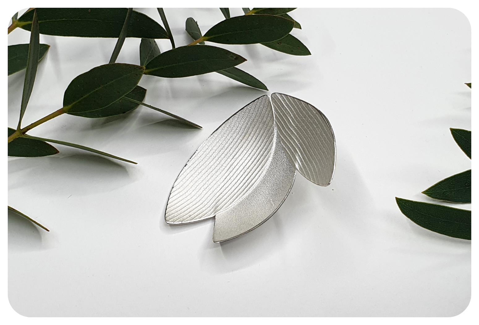 snowsrop brooch side.png