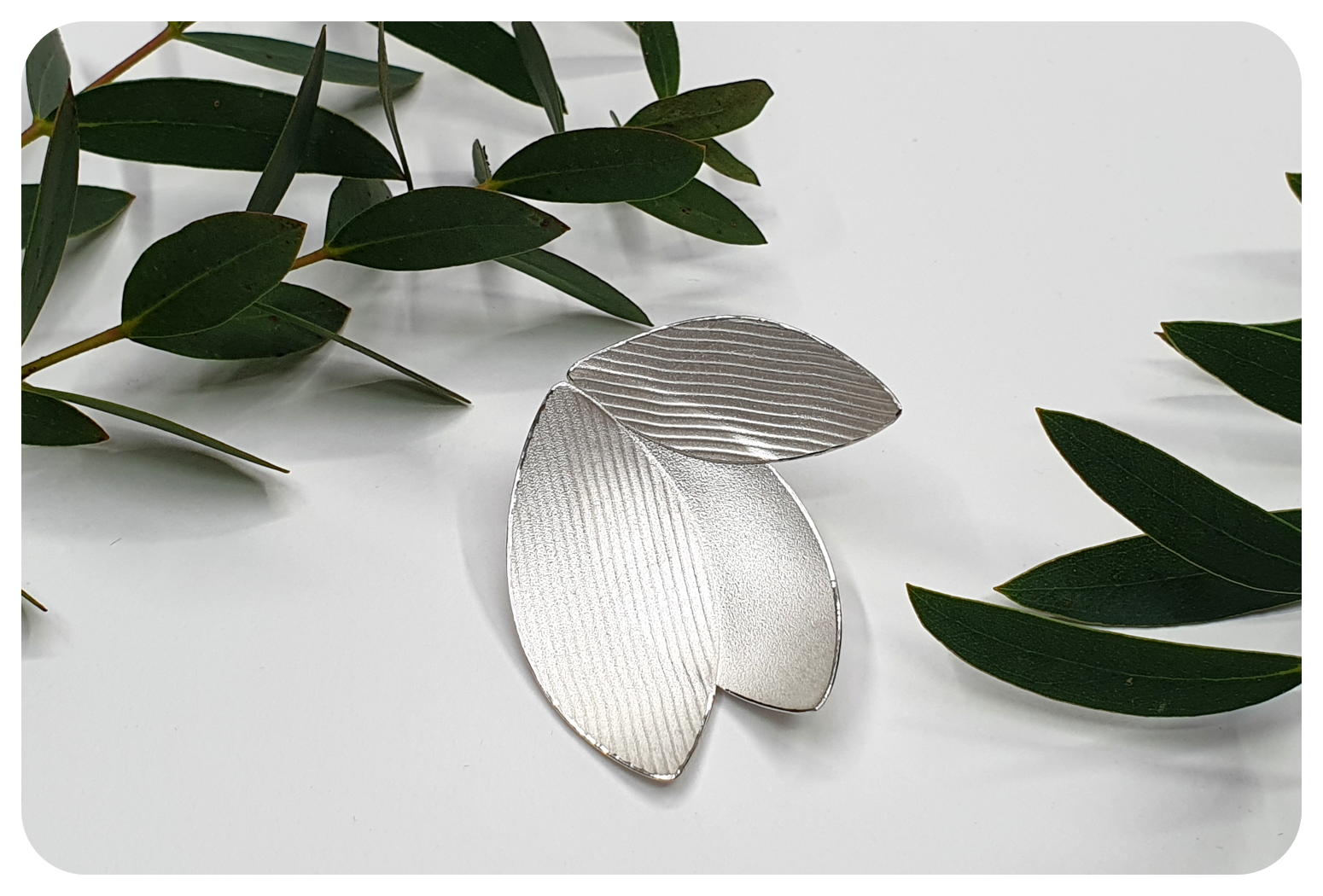 snowdrop brooch.png
