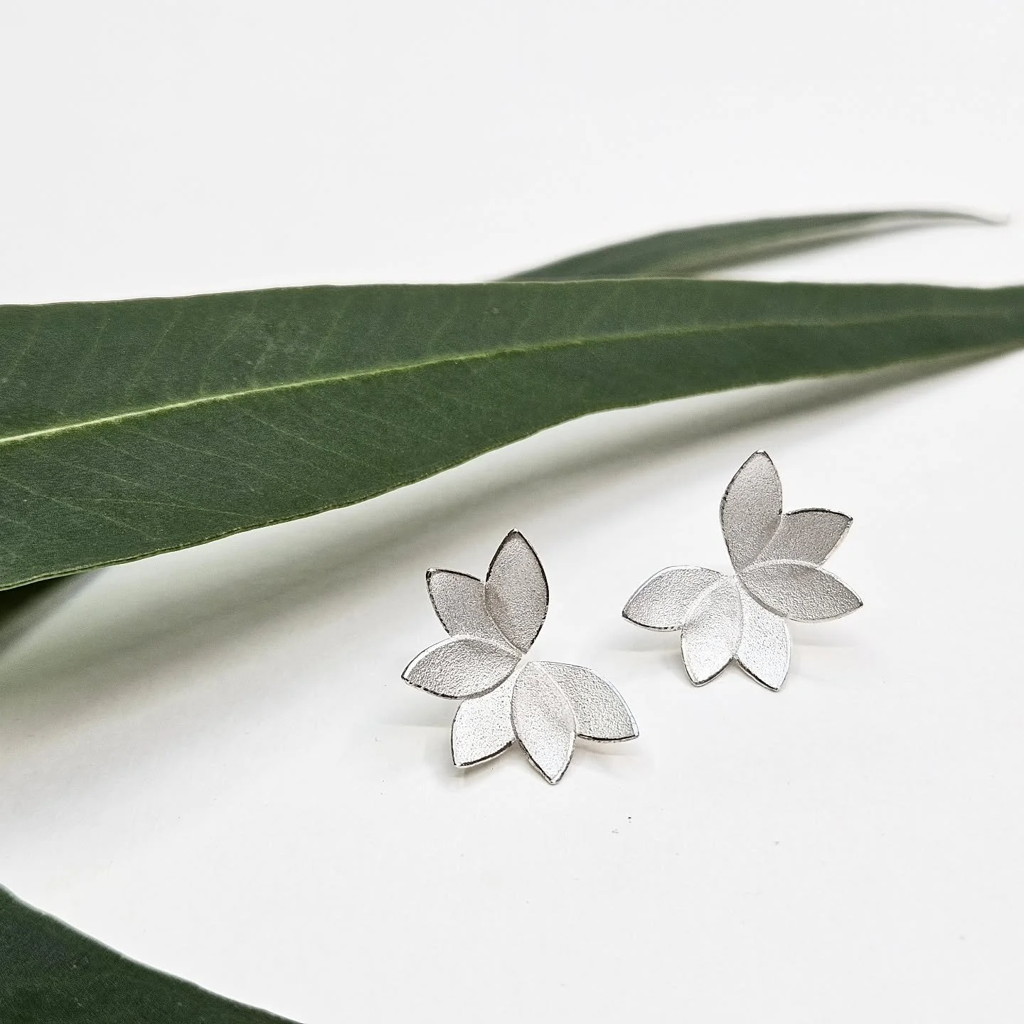 I currently have a lovely summery collection available at the @coburghouse shop. You'll find my work displayed in the top of the chest cabinet along with some smaller pieces dotted about the shelves, boxed up and ready to go!

The materials here are 