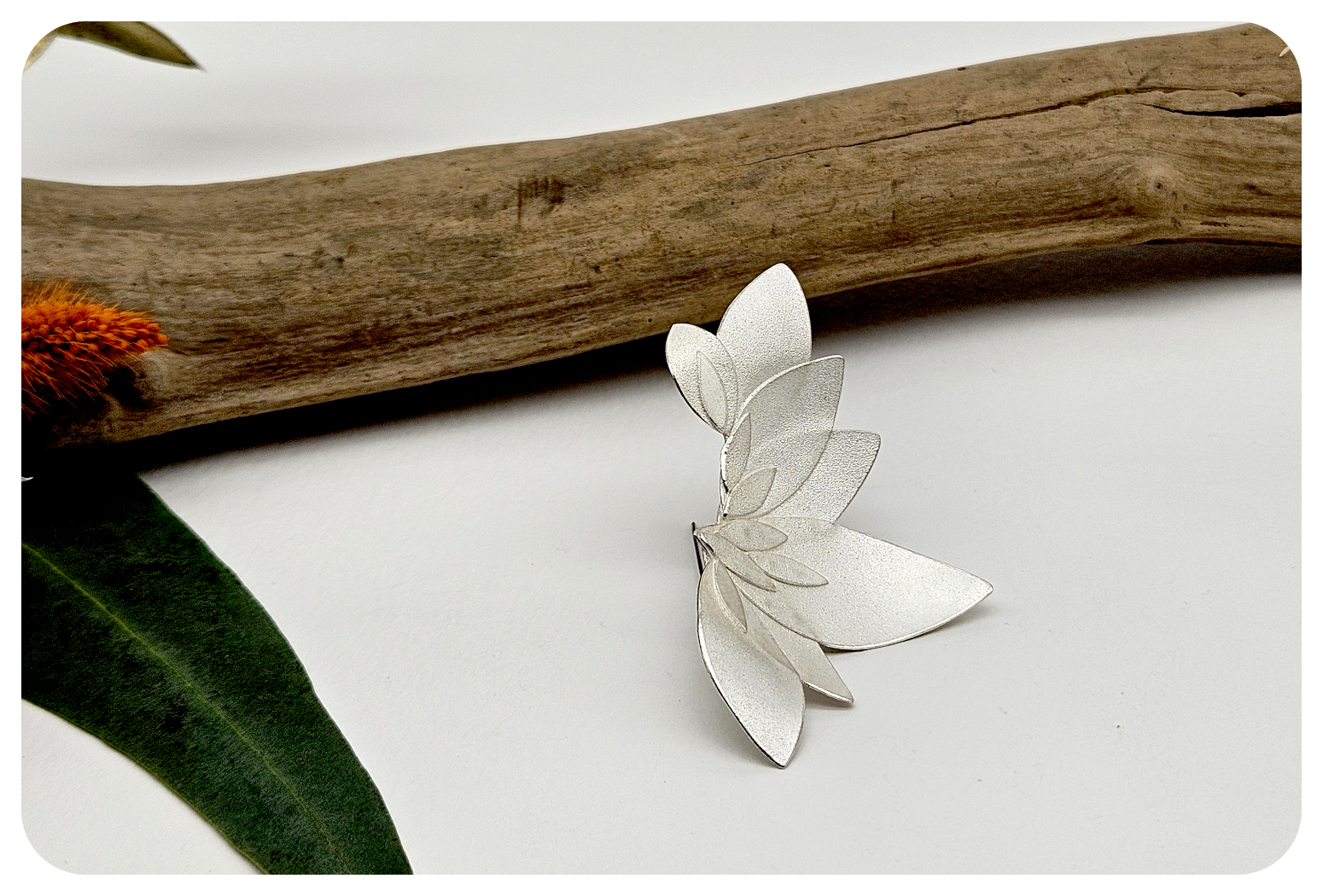 sweeping euc leaves brooch 5.png