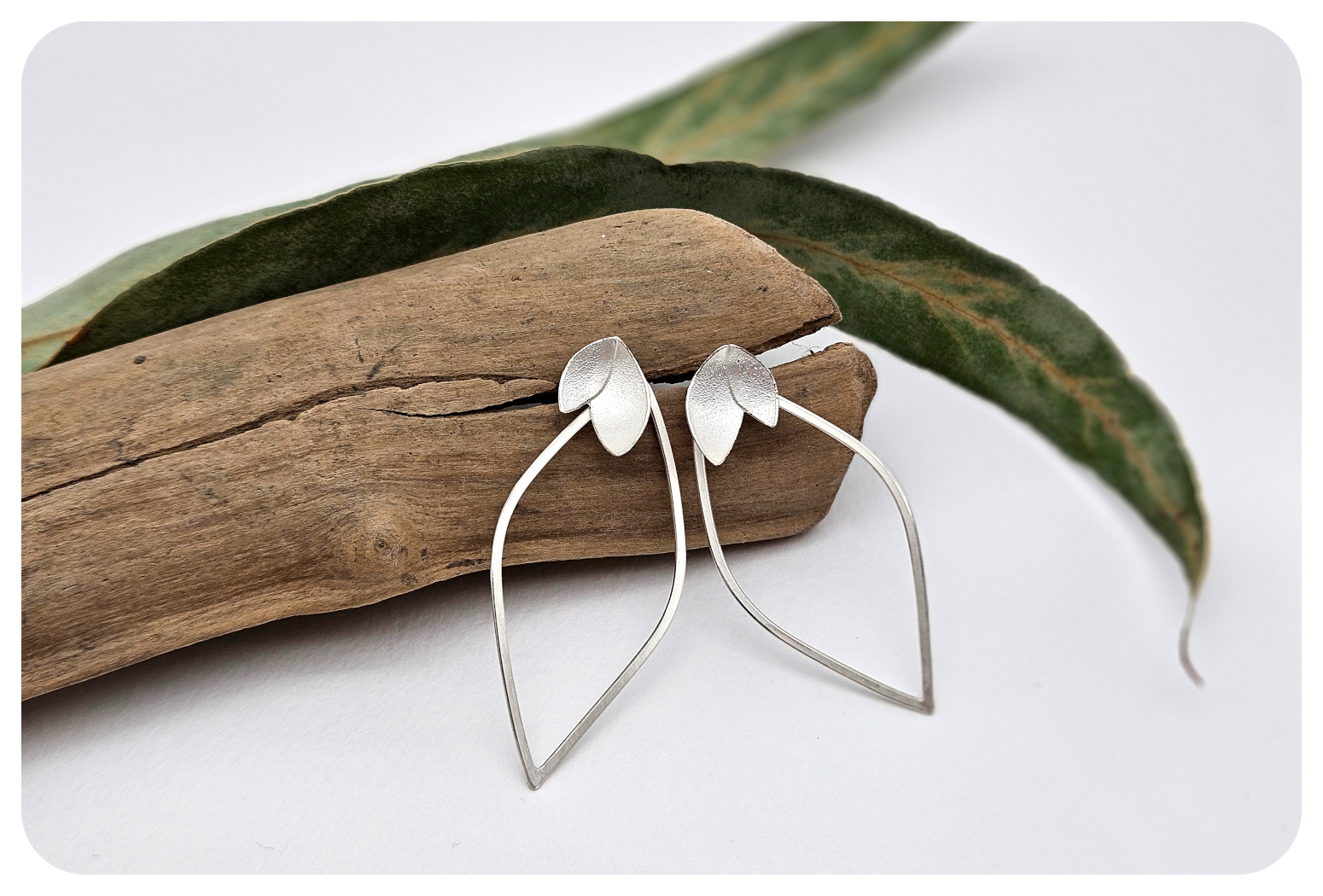 euc petal loop ear large 3.png