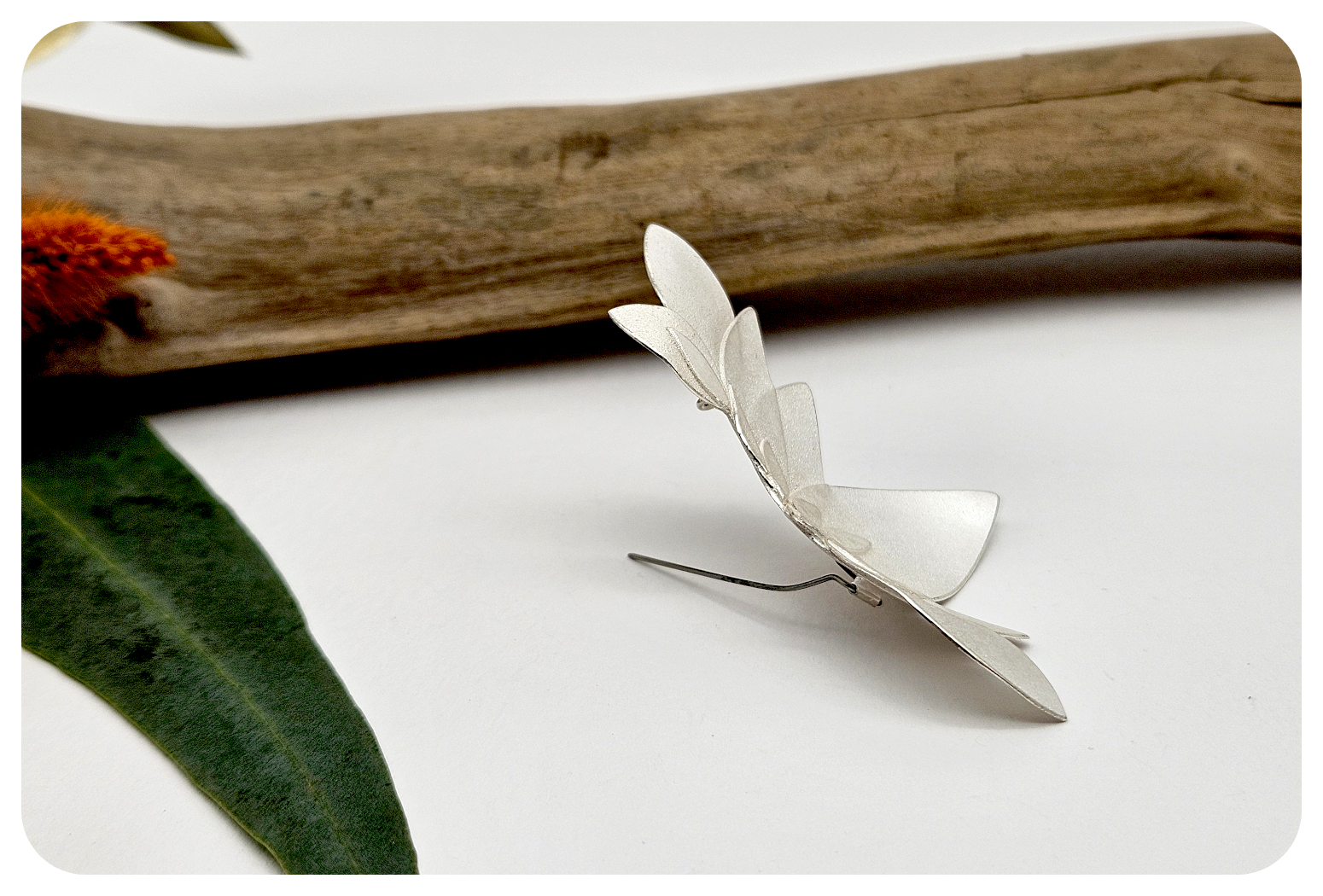 sweeping euc brooch 3.png