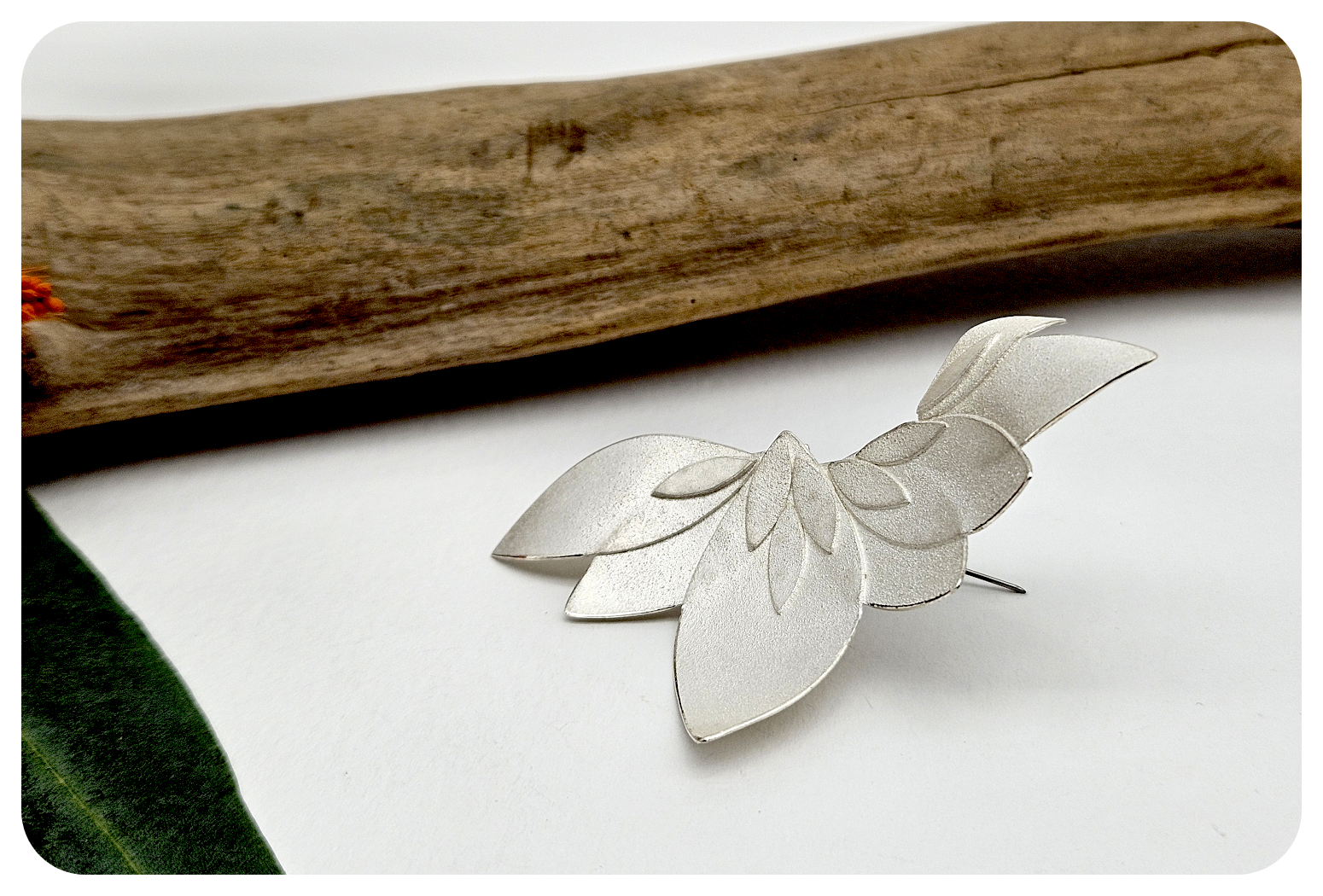 sweeping euc leaves brooch 8.png