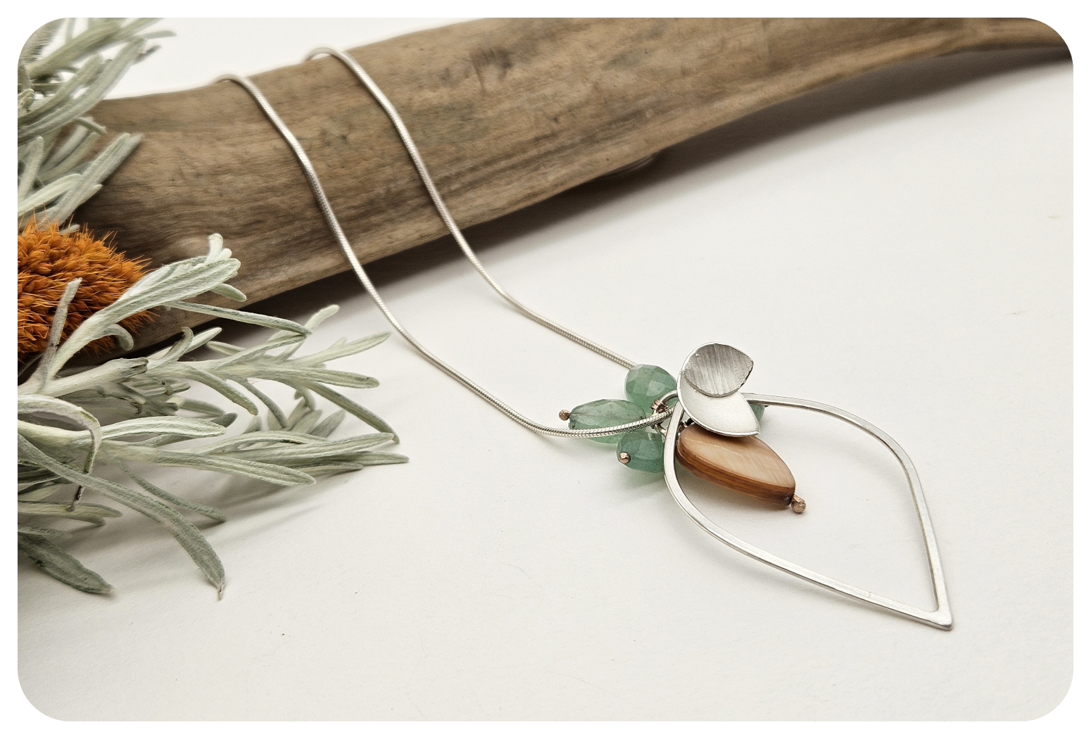 orchid leaf loop pend with avent and mop.png