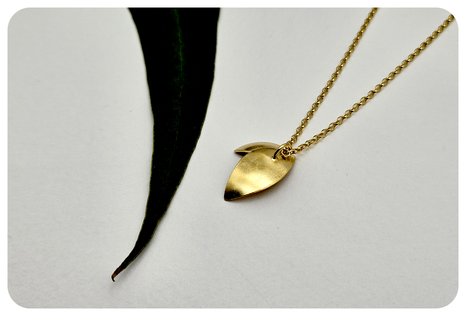 gold euc petal pend back.png