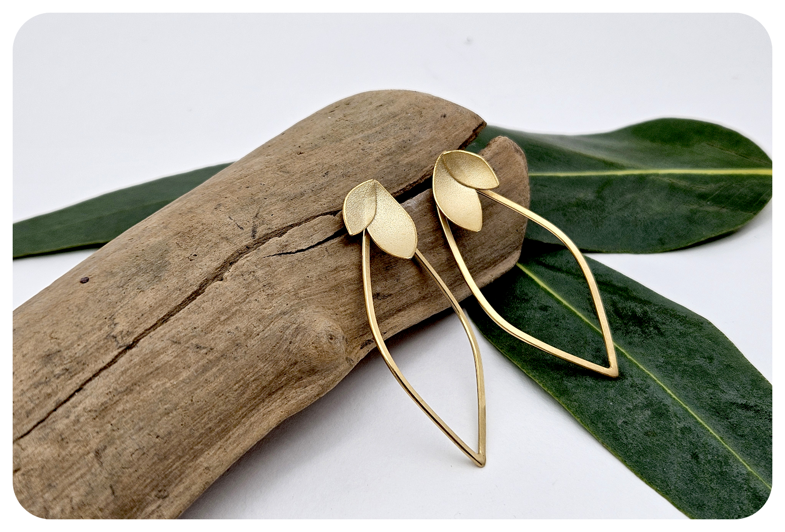 gold euc petal loop ear.png