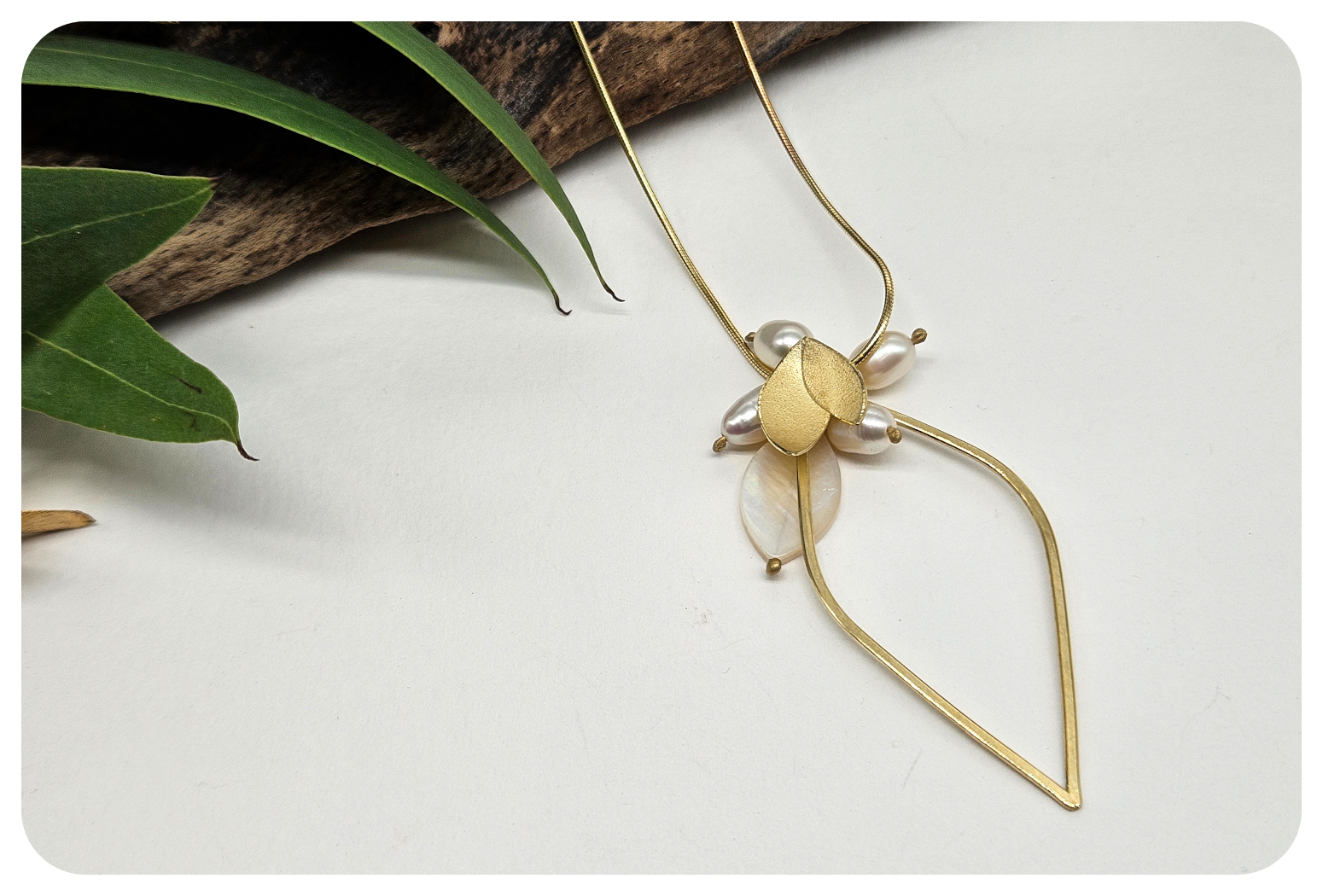 gold euc petal loop pend 7.png