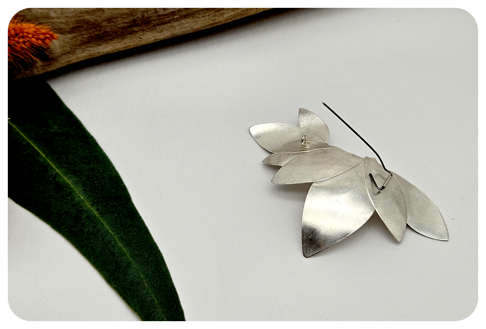 sweeping euc brooch 7.png