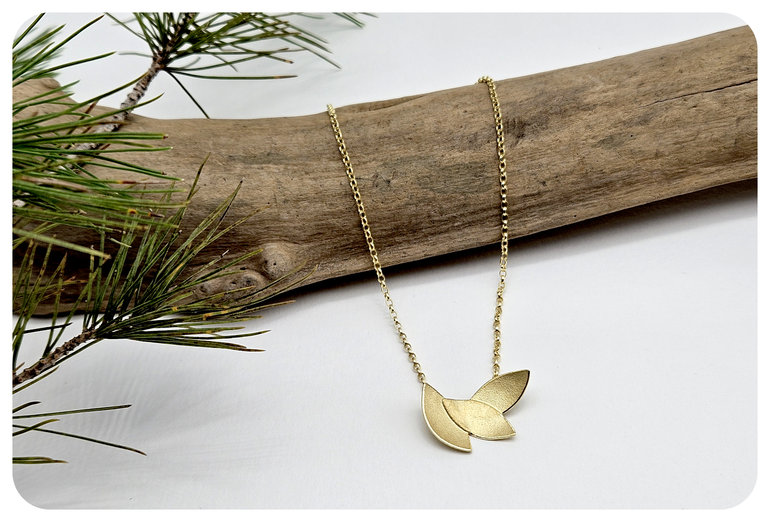 gold euc leaves neck 3.png
