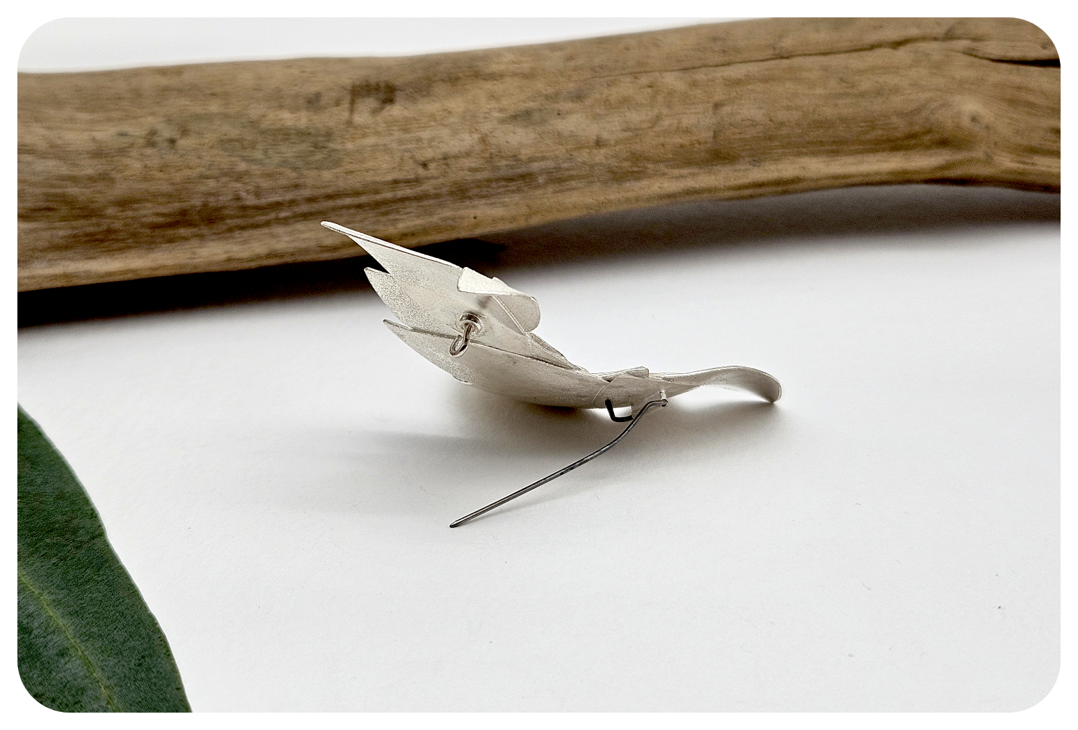 sweeping euc brooch 2.png