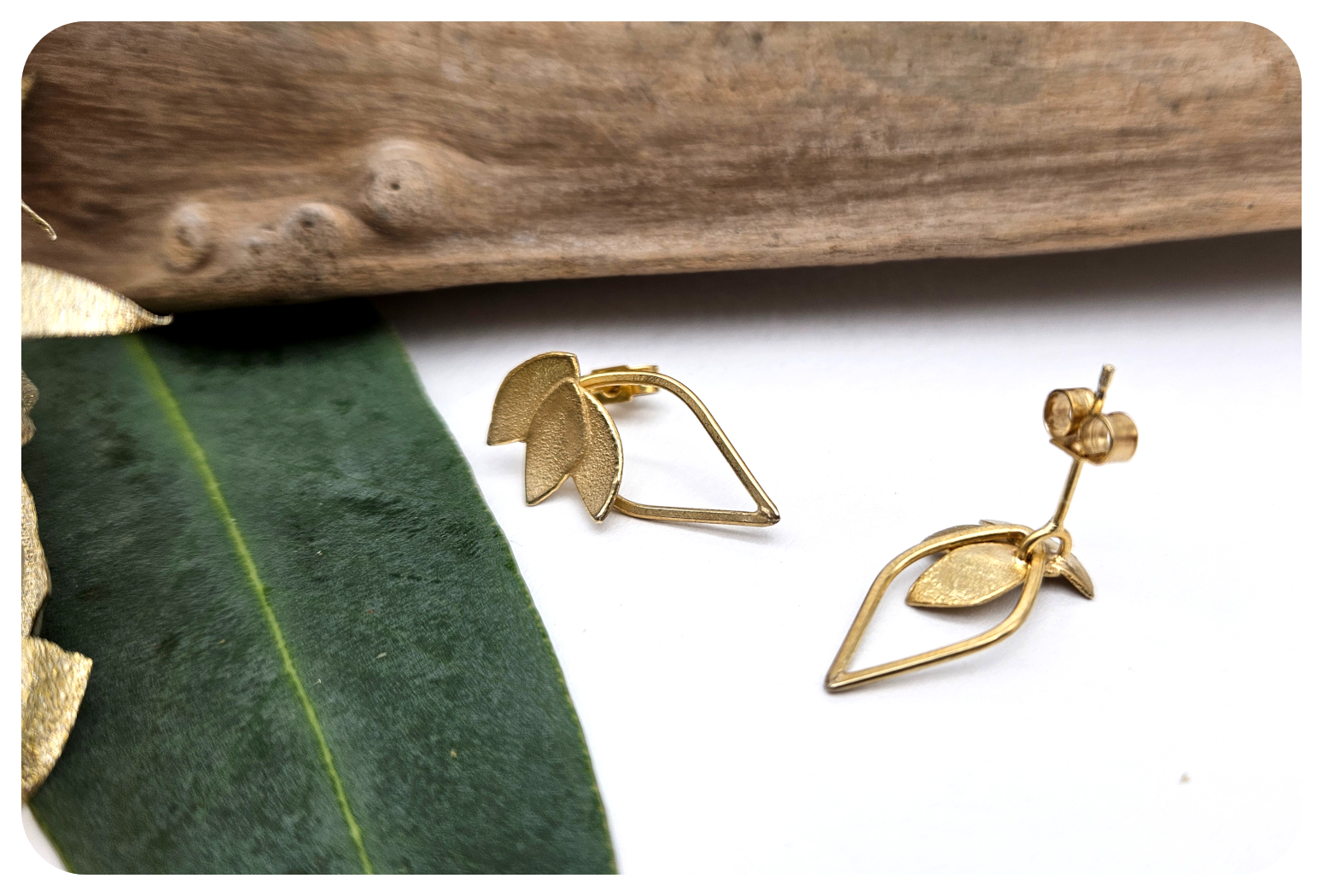 gold euc leave loop ear back.png