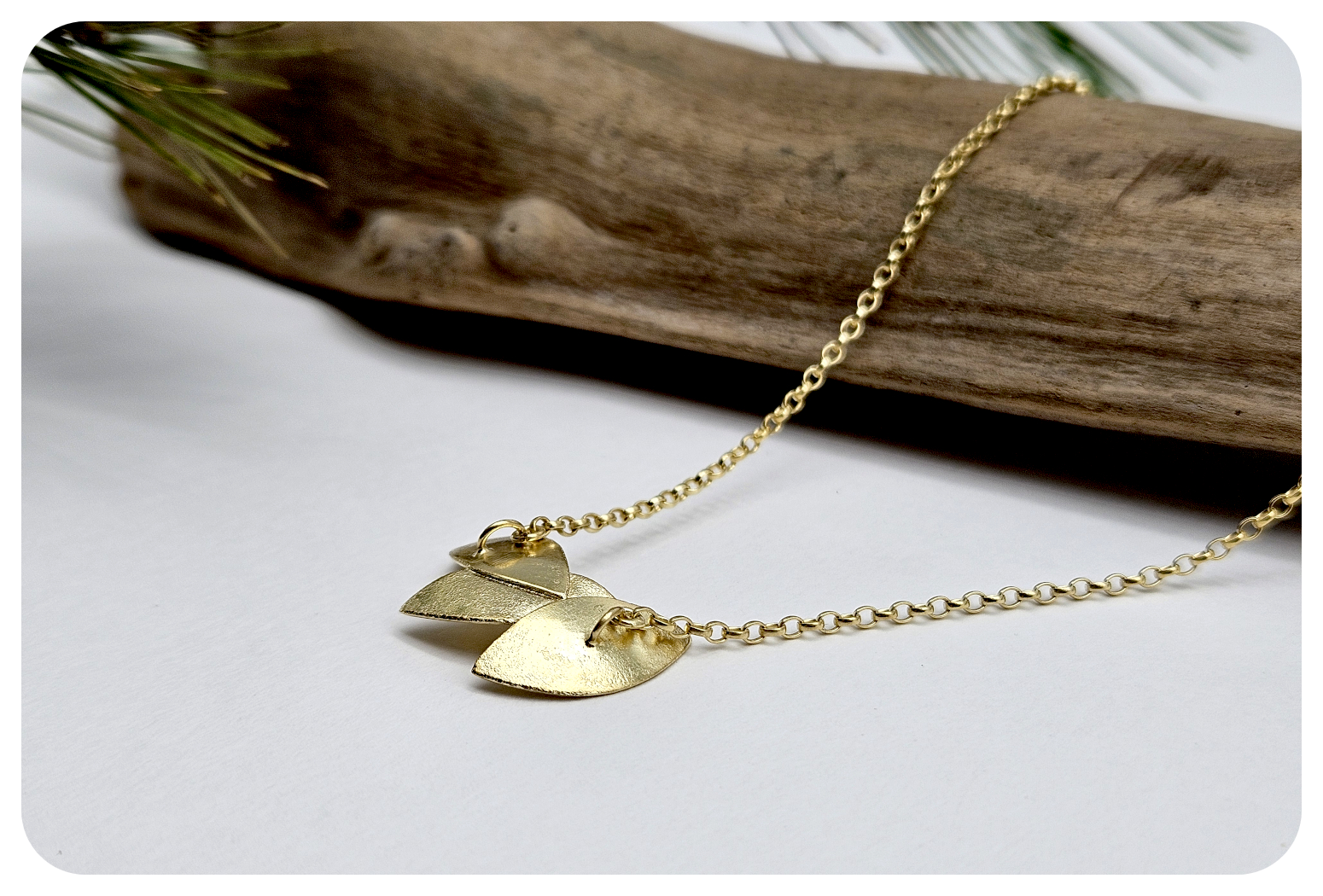 gold euc leaves neck.png