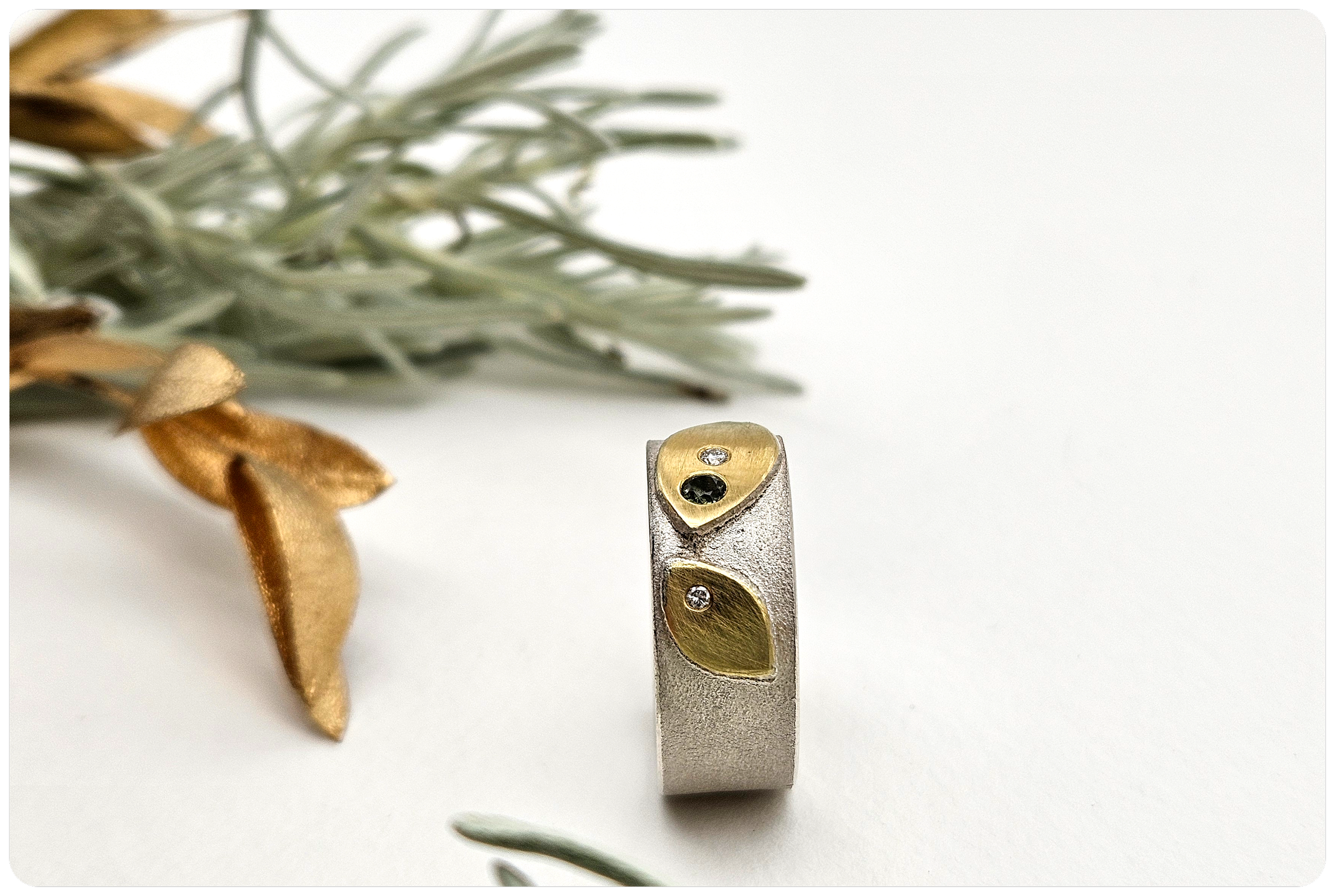 foliage ring with gold 4.png