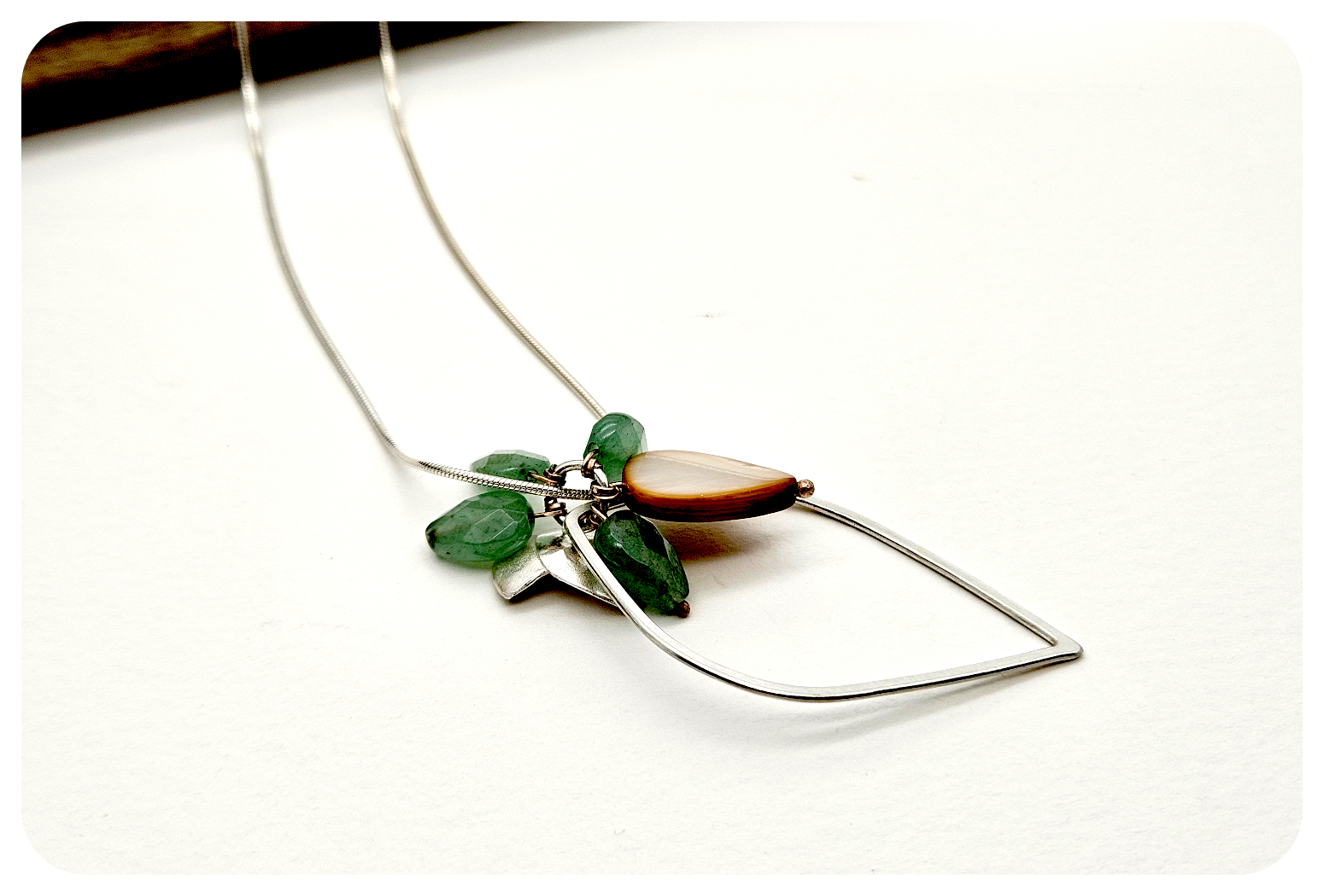 orchid leaf and loop pend with avent and mop.png