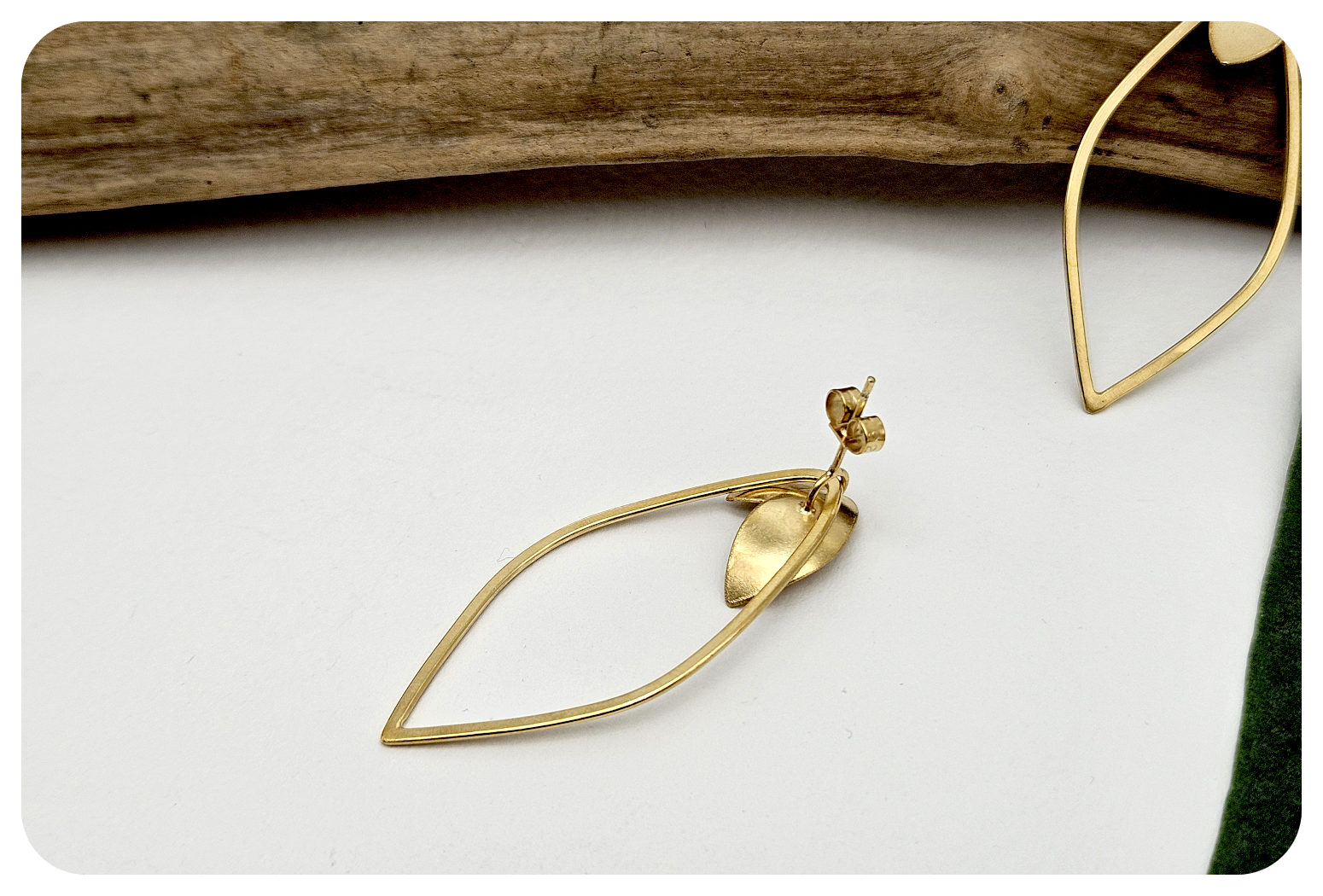 gold euc petal loop ear 3.png