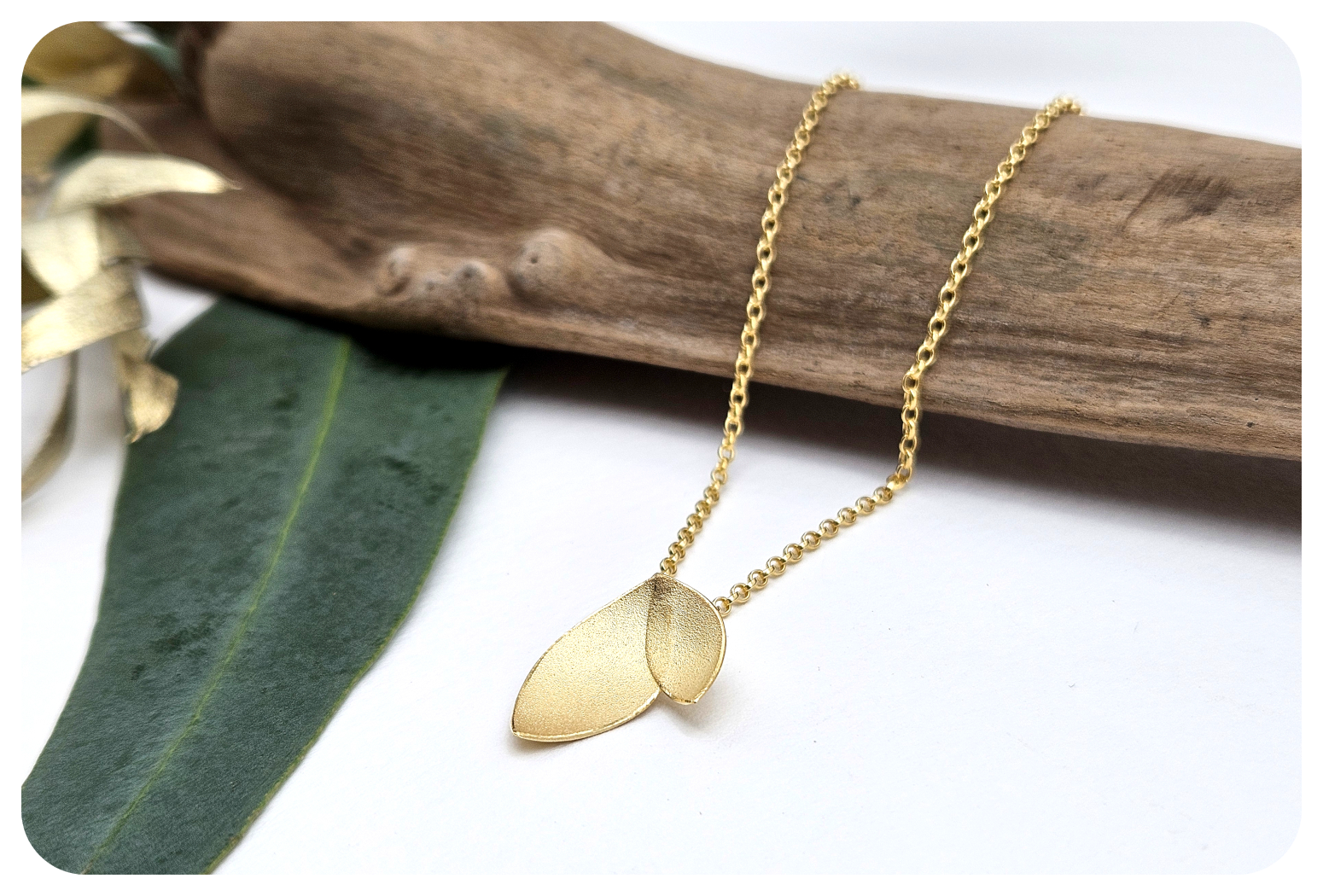 gold euc petal pend 2.png
