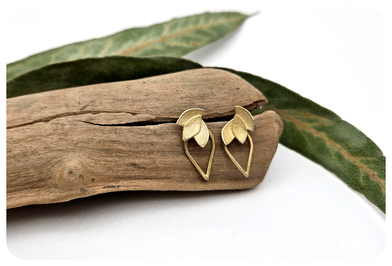 gold euc leaves loop ear.png