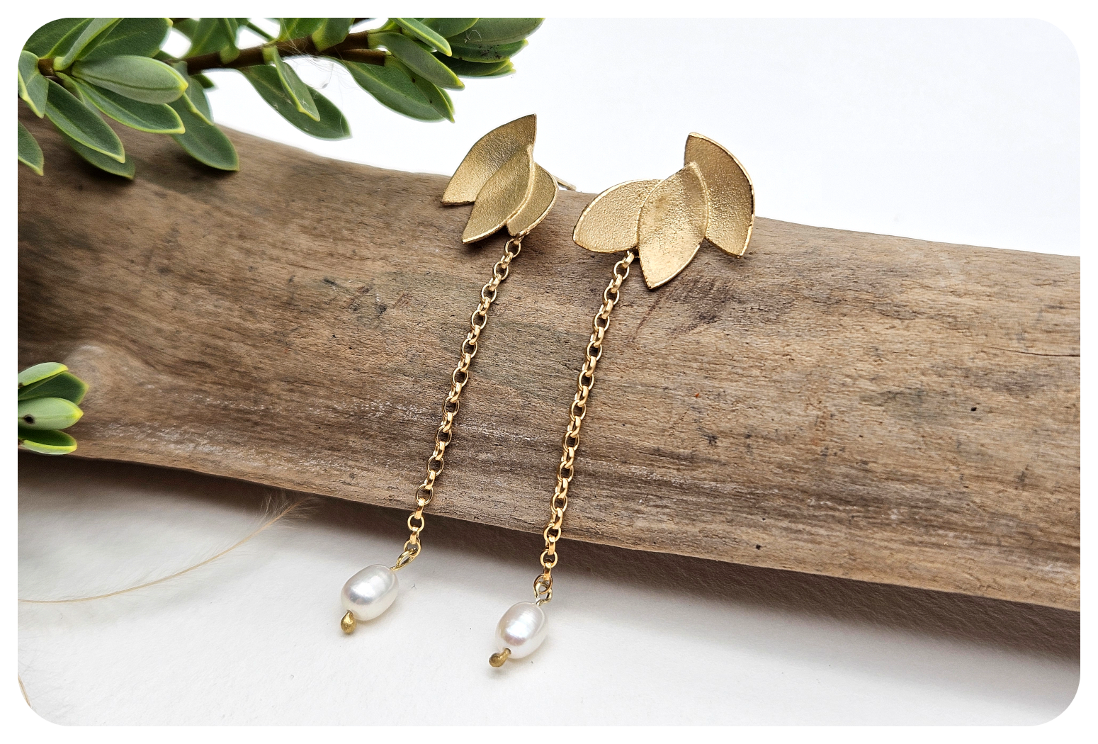 gold euc leaves ear 2.png