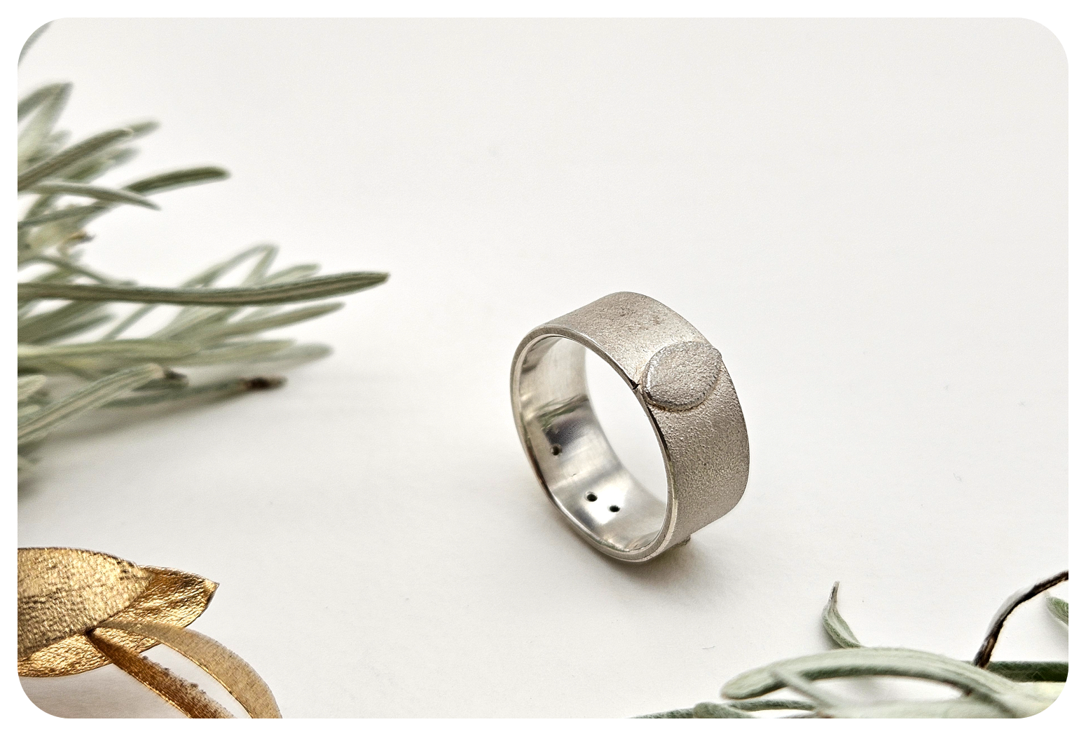 foliage ring with gold back.png