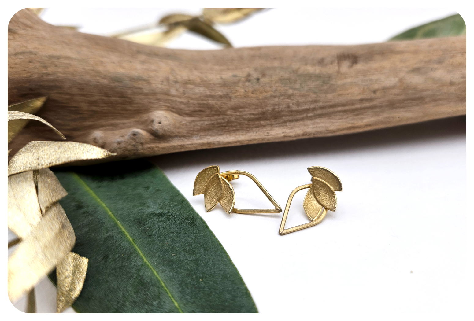 gold euc leaves loop ear on white.png