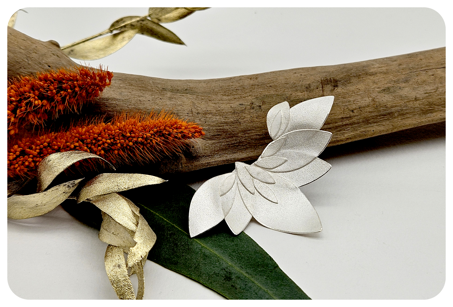 sweeping euc leaves brooch 9.png