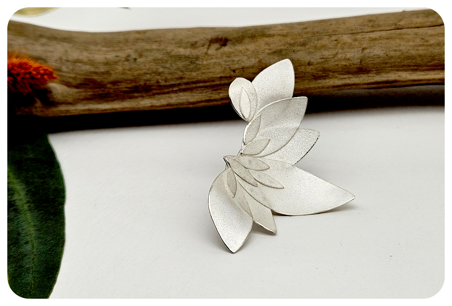 sweeping euc petal brooch 6.png