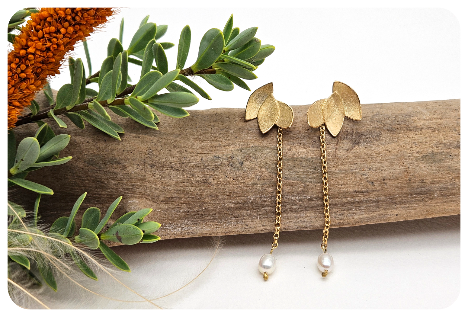 gold euc leaves ear with pearl.png