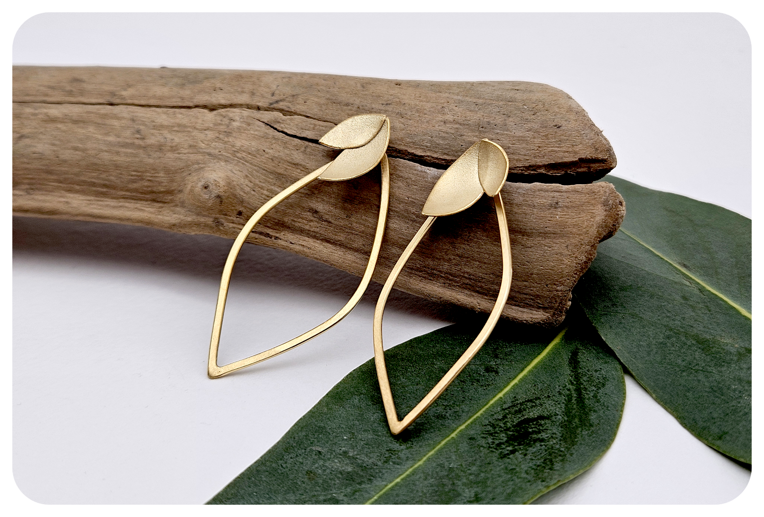 gold euc petal loop ear 2.png