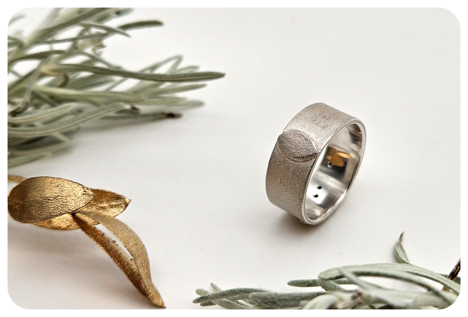 foliage ring with gold back 2.png