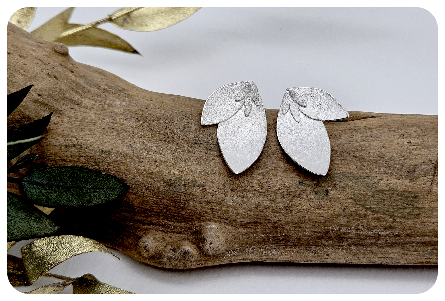 large euc petal ear with leaf detail.png