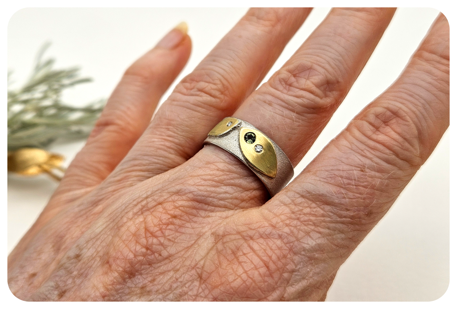 foliage ring with gold 8.png