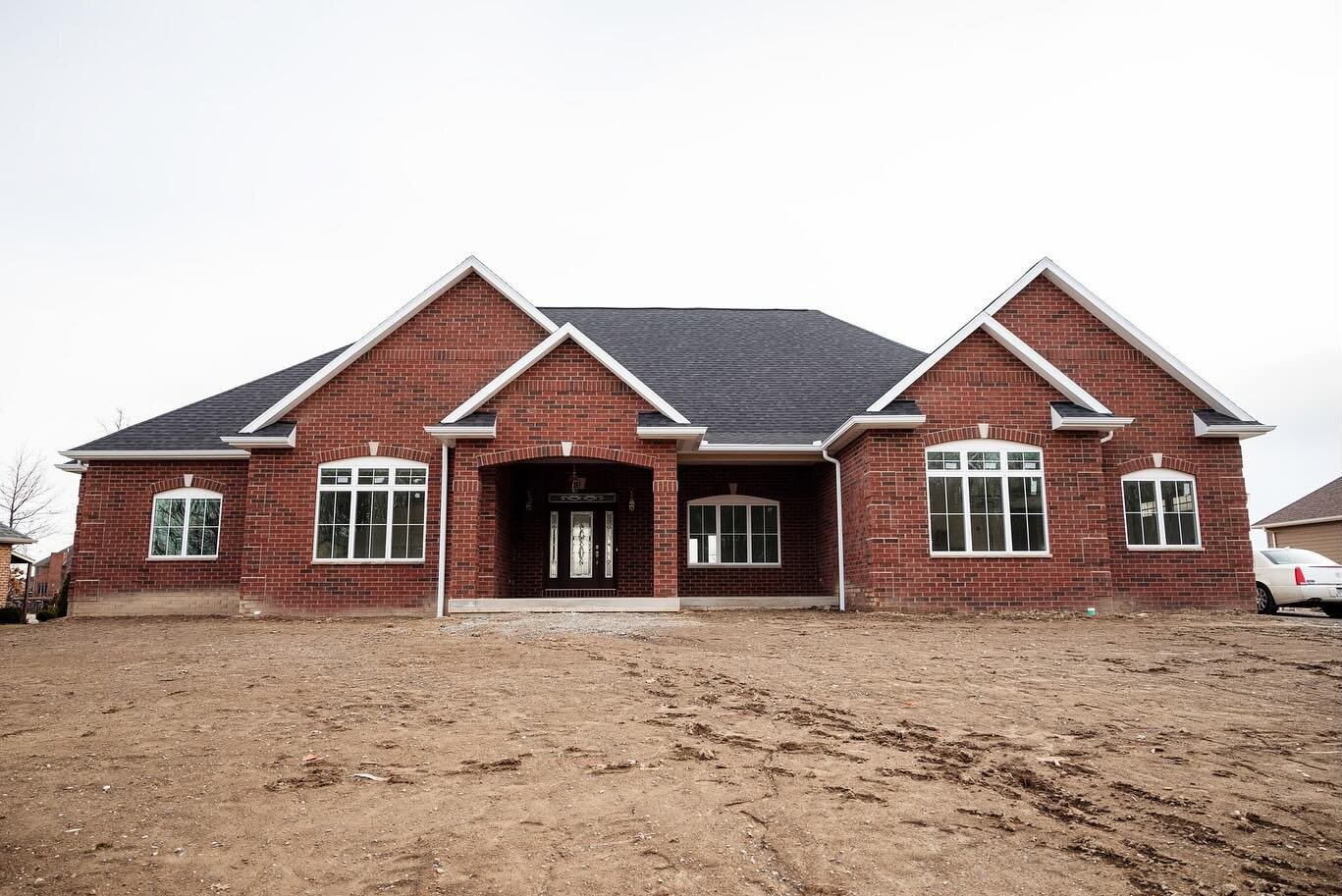 Who&rsquo;s ready to see the inside of this gorgeous home? This home has many beautiful amenities.

You&rsquo;ll have to enjoy these photos for now - come back next week for the full reveal!

&bull;
&bull;
#mbcobuilds #mbcobuildsglenmar #findlayoh #f