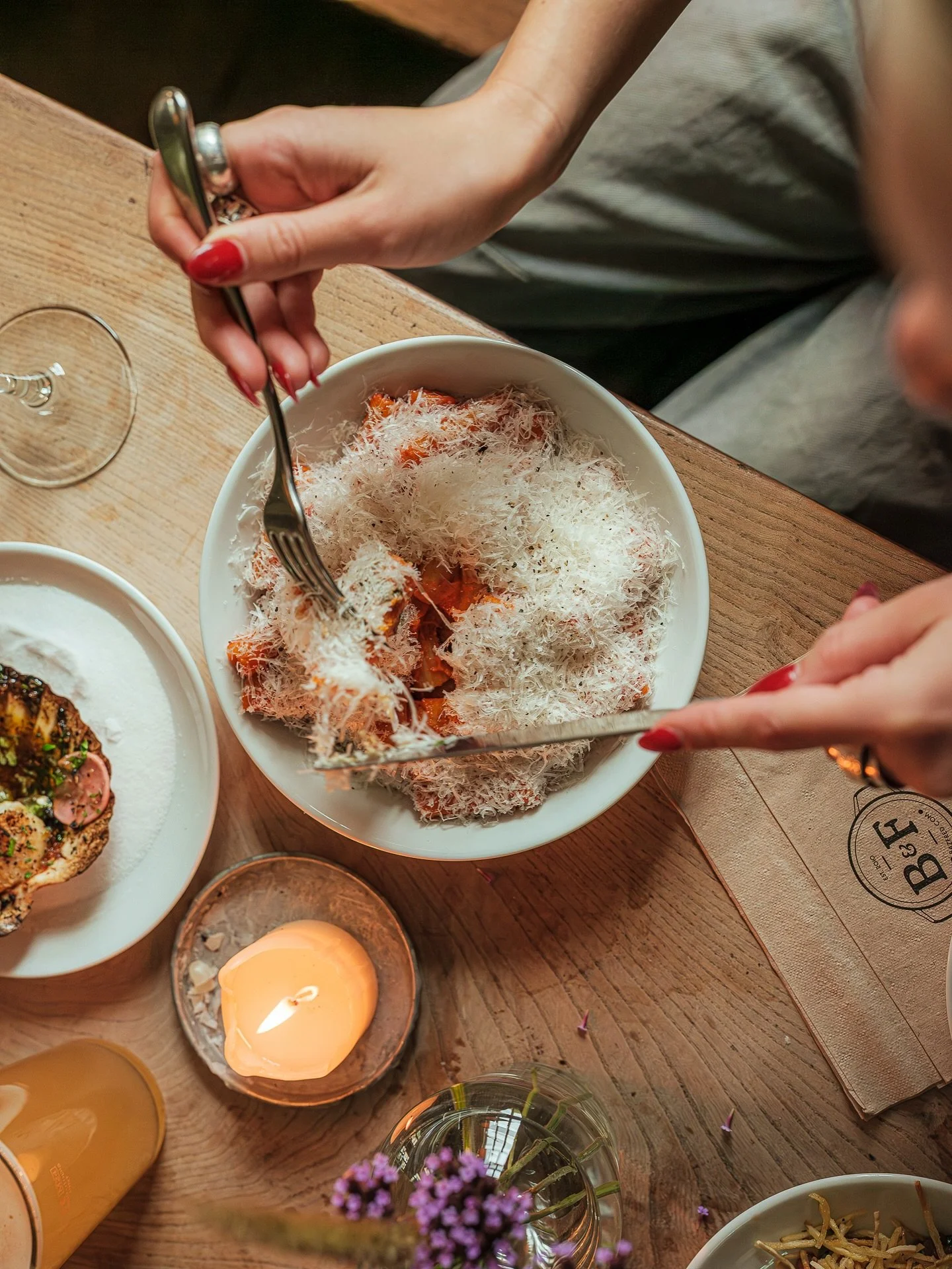Nothing beats a warm comforting bowl of pasta when the weather&rsquo;s gloomy, dish of choice at the moment is this Tomato Vodka Rigatoni, super simple, super delicious.
