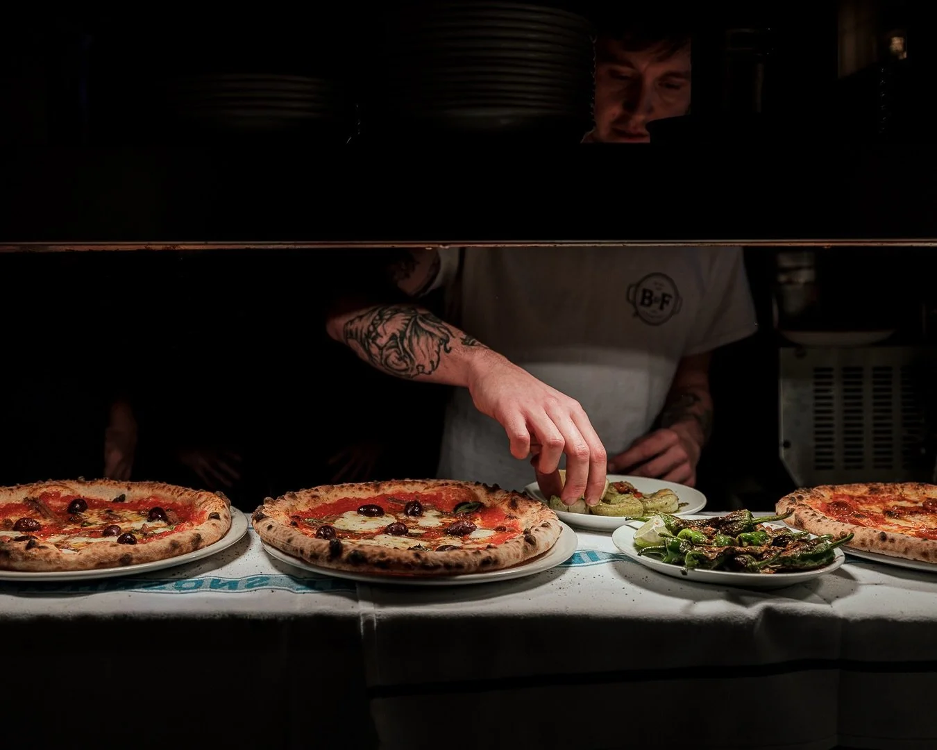 Coupla pies and a Coupla plates, runner to the pass please 🍕