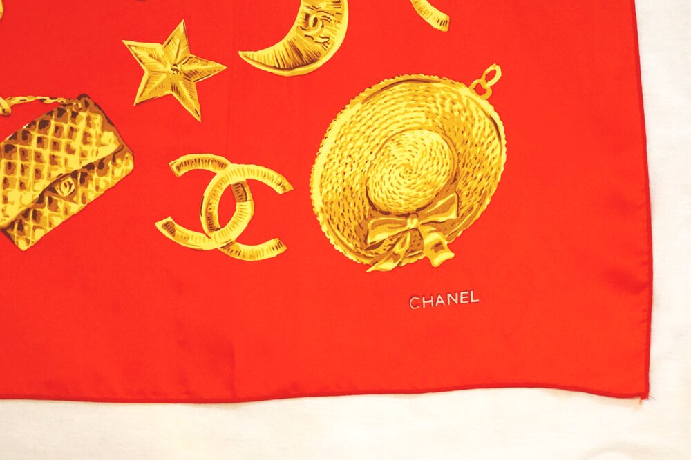 Red charms silk scarf signed Chanel. — Le Grand Strip