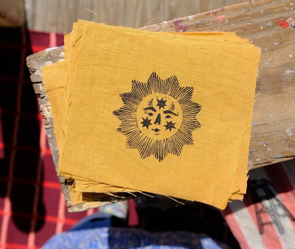 trying damn hard to not be grumpy as heck about the howling wind and pouring rain today, holding grace for April and her showers by not looking in my basement and gazing wistfully at this bright yellow linen 🌞 these guys will be in the shop tomorrow