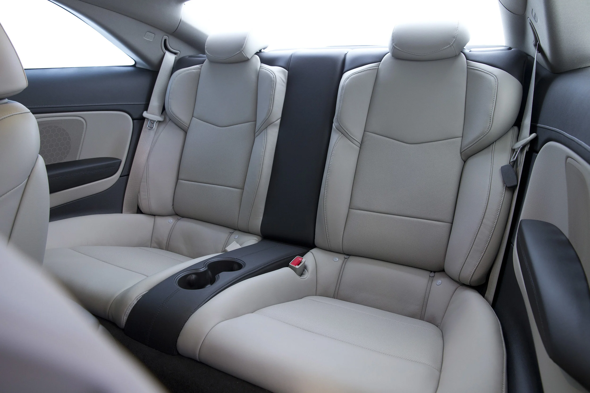 2015-Cadillac-ATScoupe-088.jpg