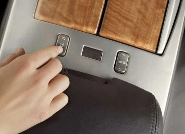 xlrtopretractbutton.jpg