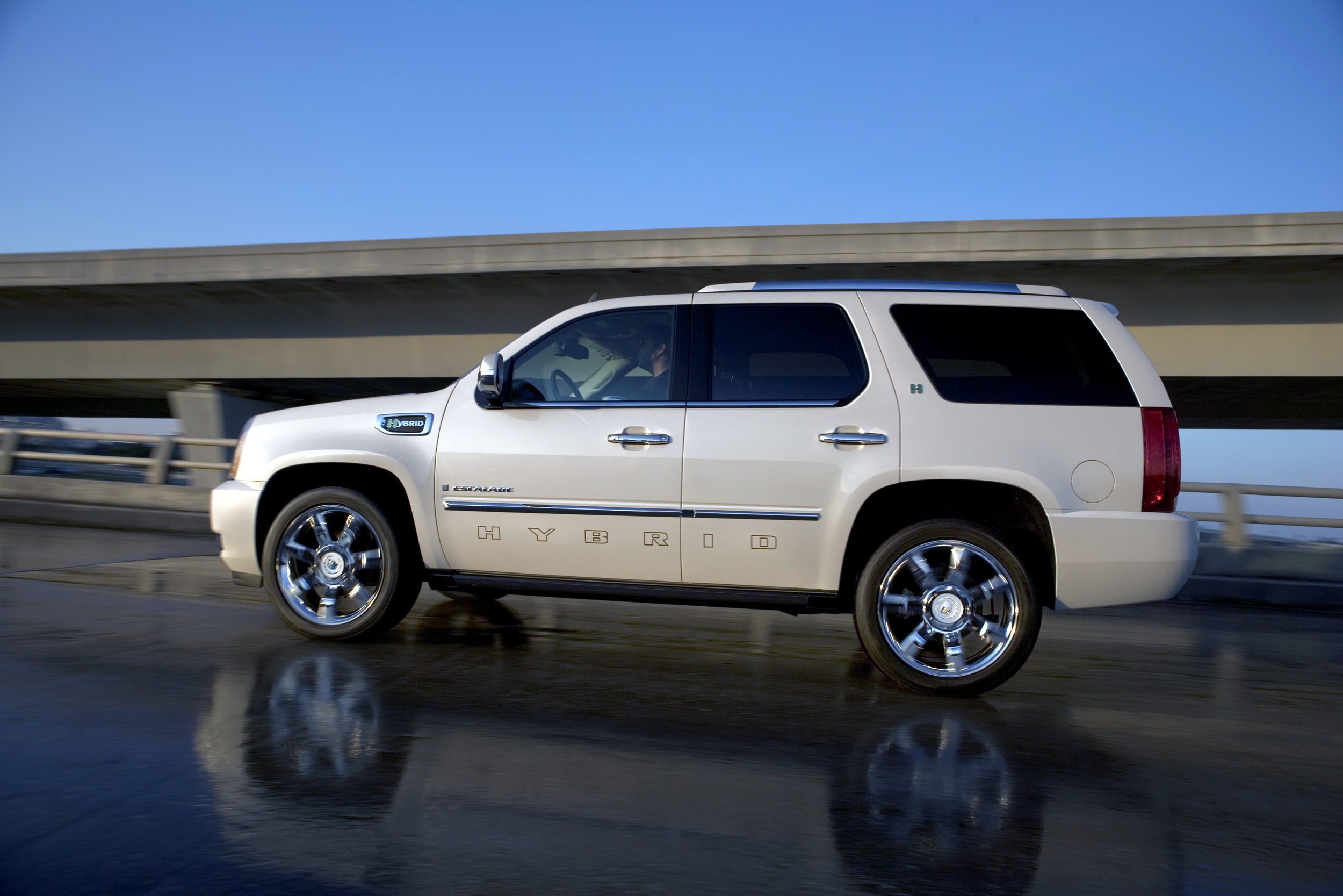 cadillac_escalade_hybrid_1.jpeg