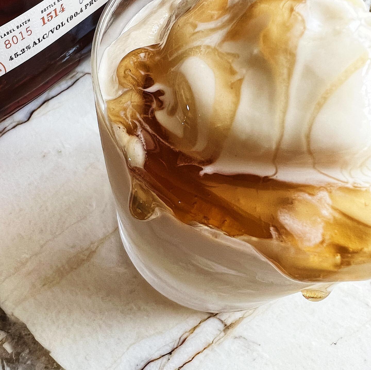 Here&rsquo;s a close up of one of our seasonal flavors, Maple Bourbon. This is one of our fan favorites! Which is your favorite? Let us know in the comments below! 👇🏼 #arubafreeze #maple #bourbon #icecreamlover #nitrogenicecream