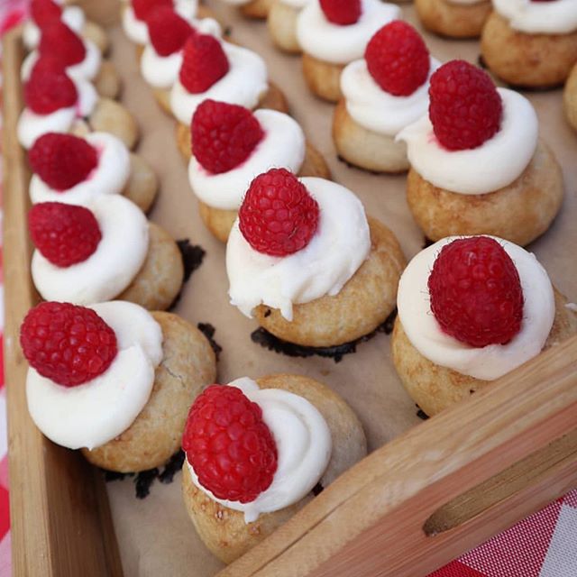 Is there anything more American than pie? Spy these sweet little mini pies @thepieholela brought out to last weekend&rsquo;s 10th LA Food Fest. 🥧 😋 📸 @foodiefrotravels