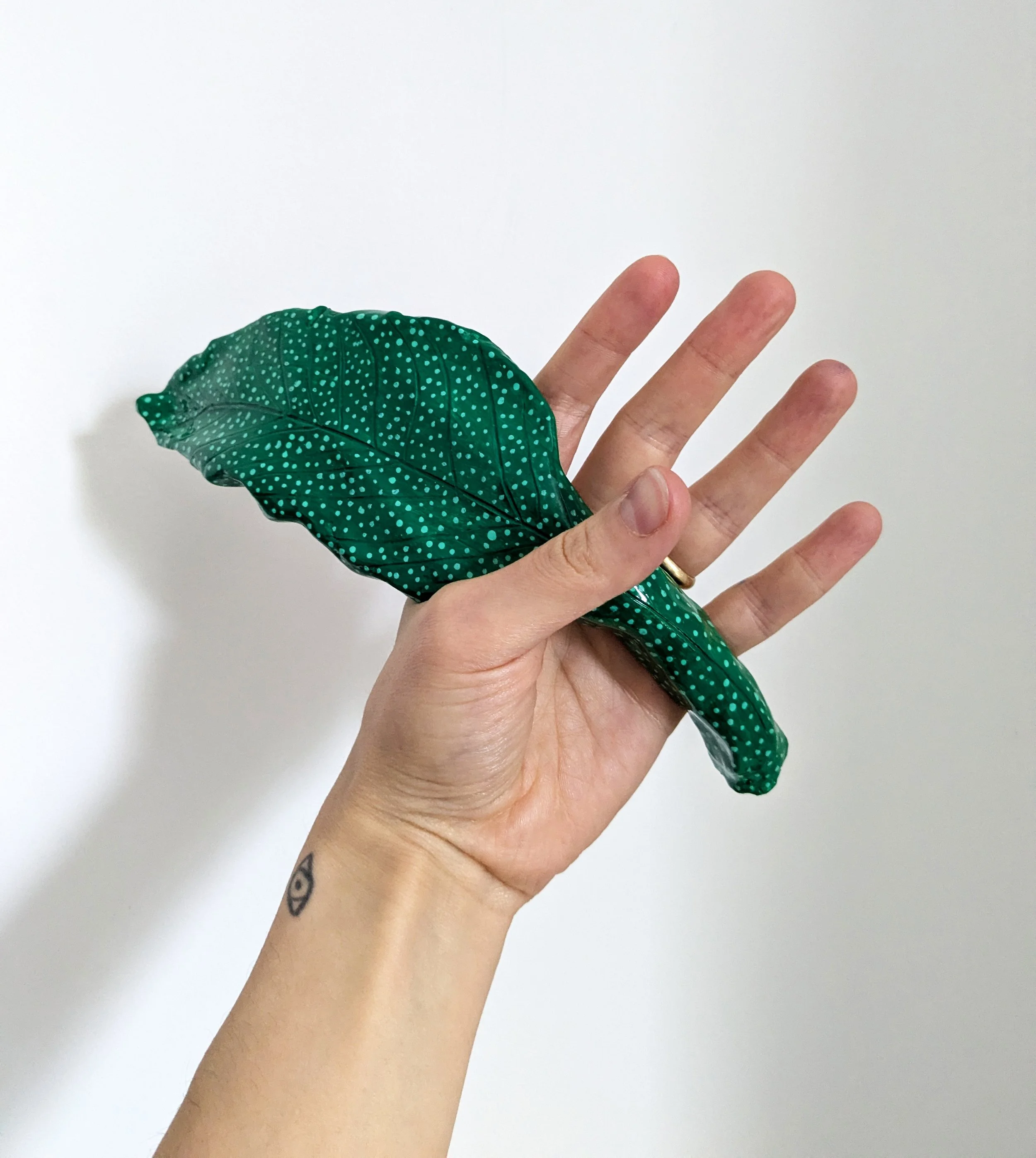 La Feuille Verte qui Pointille 